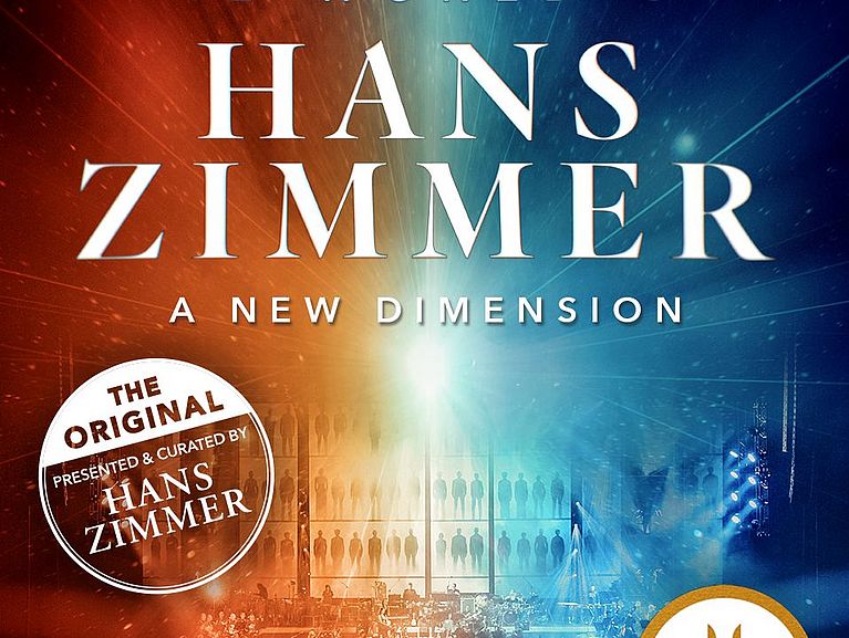 Eine Grafik der Hans Zimmer-Show in rot und blau gehalten. Im Hintergrund ist ein Orchester zu sehen. 