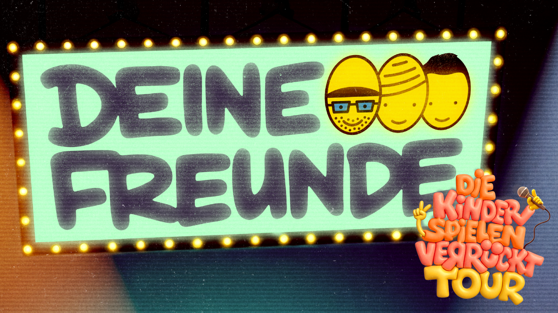 Grafik der Band Deine Freunde. In der Mitte ist der Bandname mit mint-grünem Hintergrund. Neben Deine sind drei gelbe eiförmige Köpfe als Gesichter gemalt. Um den Bandnamen sieht man kleine gelbe Lichtlampen. In der rechten Ecke steht der Tourtitel: Die Kinder spielen verrückt-Tour. 