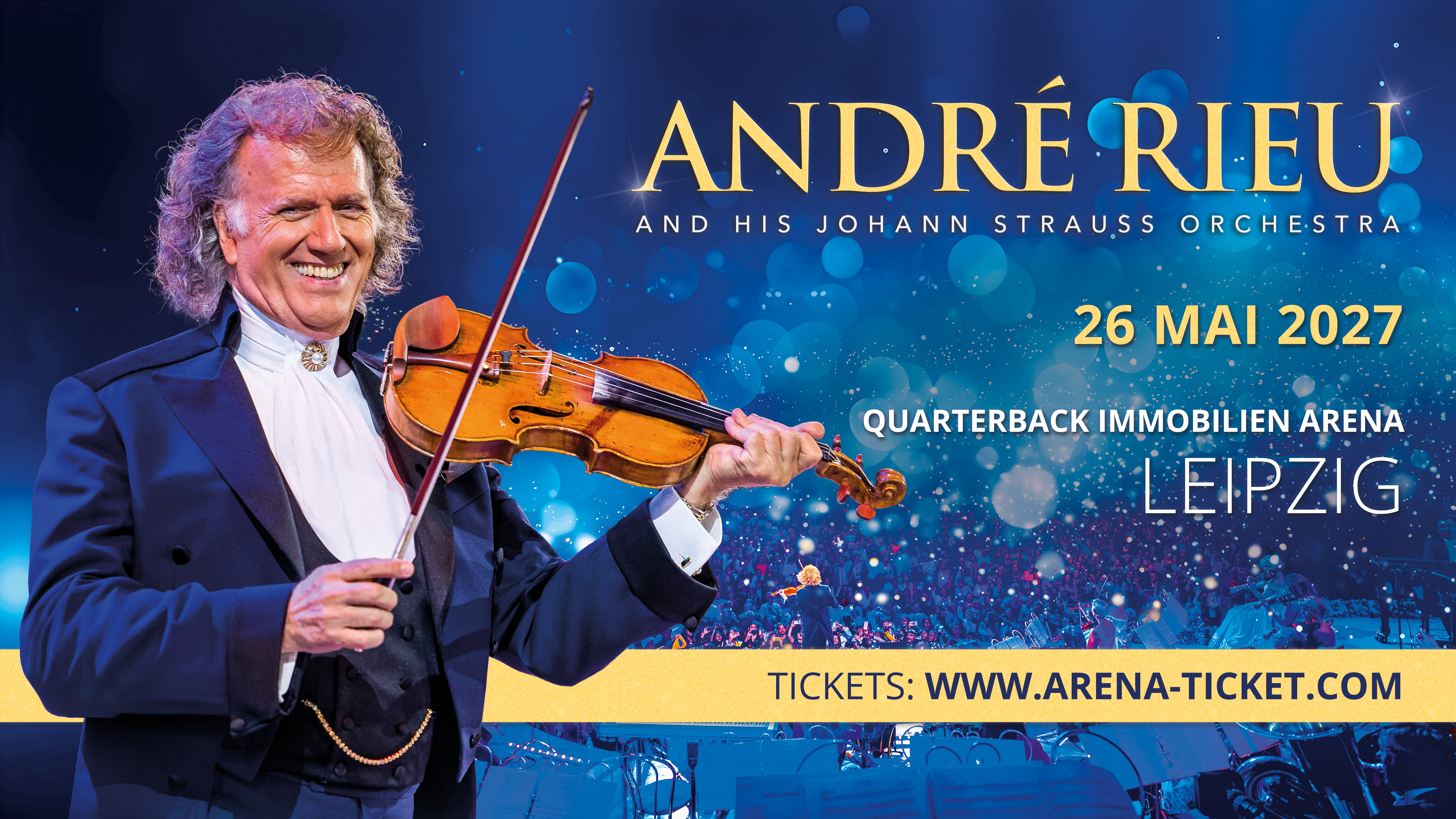 Eine Grafik zeigt auf der linken Seite einen lächelnden André Rieu der seine Violine hält. Vor einem in blau gehaltenem Hintergrund der ein Orchester und Publikum andeutet wird folgendes angekündigt: André Rieu an his Johann Strauss Orchestra 26 Mai 2027 QUARTERBACK Immobilien ARENA Leipzig Tickets: www.arena-ticket.com