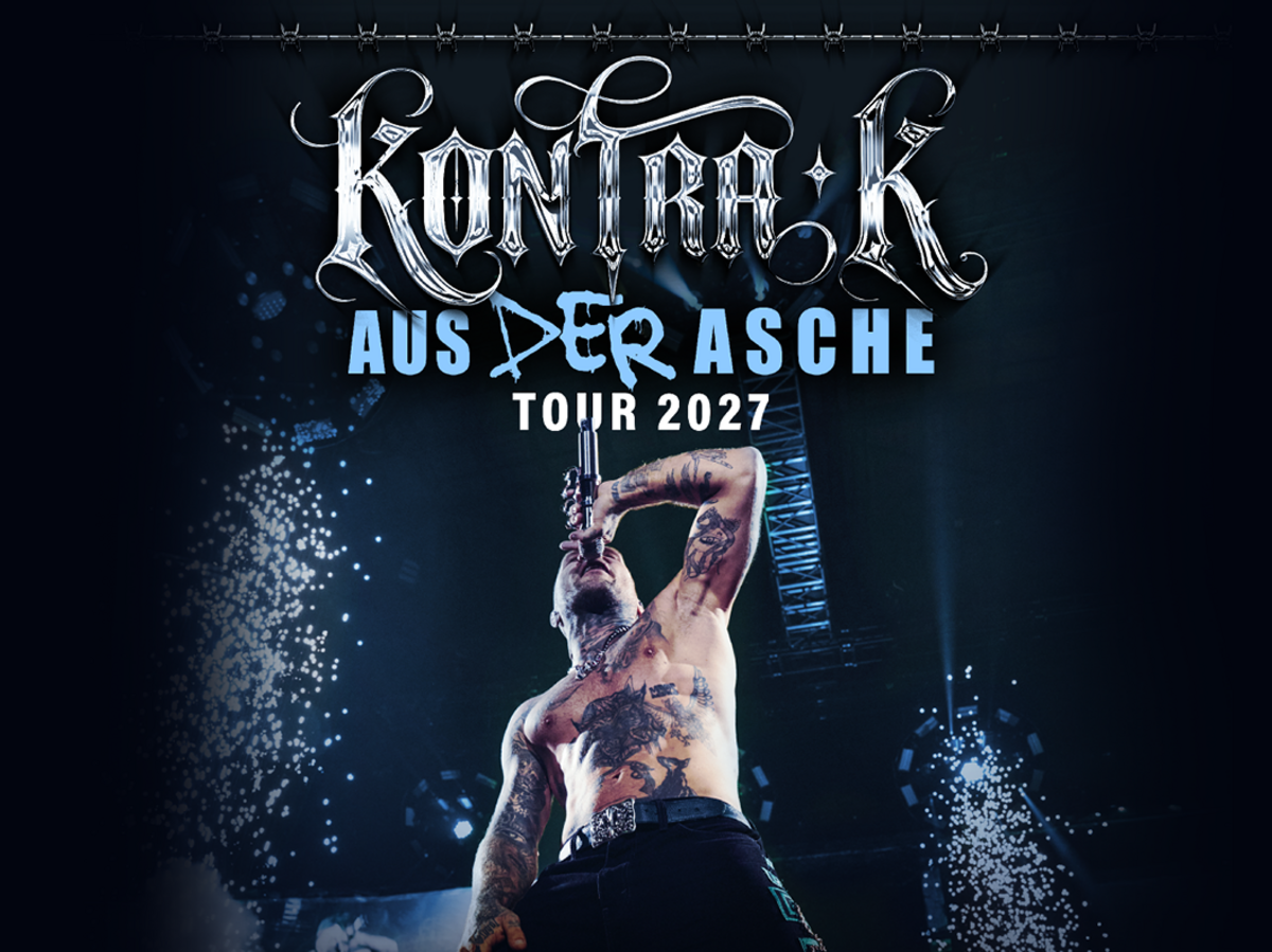 Tourplakat zur „Aus der Asche Tour 2027“ von Kontra K. Im Mittelpunkt steht der oberkörperfreie, tätowierte Künstler mit Mikrofon auf einer dunklen Bühne, umgeben von Funken und blauem Bühnenlicht. Darunter sind die Tourtermine für Deutschland, Zürich und Wien sowie ein Hinweis auf den Ticketverkauf