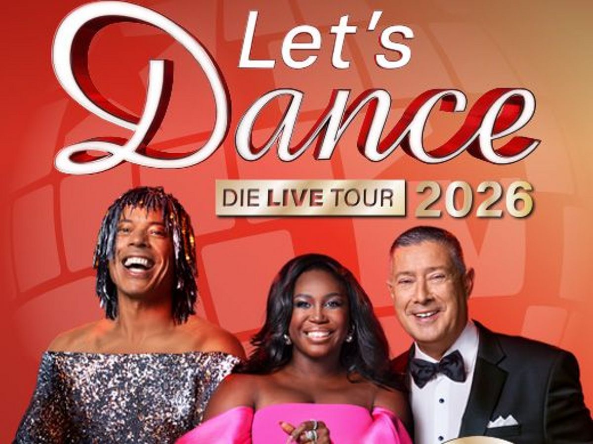 Plakat der Show mit Jorge Gonzales in einem silbernen Pailletten-Kleid, Motsi Mabuse in einem pinken Kleid und Joachim Llambi in einem schwarzen Smoking. In einem kleinen Kreis ist der Moderator Daniel Hartwich in einem Smoking zu sehen. Als Text steht auf dem Plakat: Let's Dance, Die Live Tour 2026, die neue Tour. 