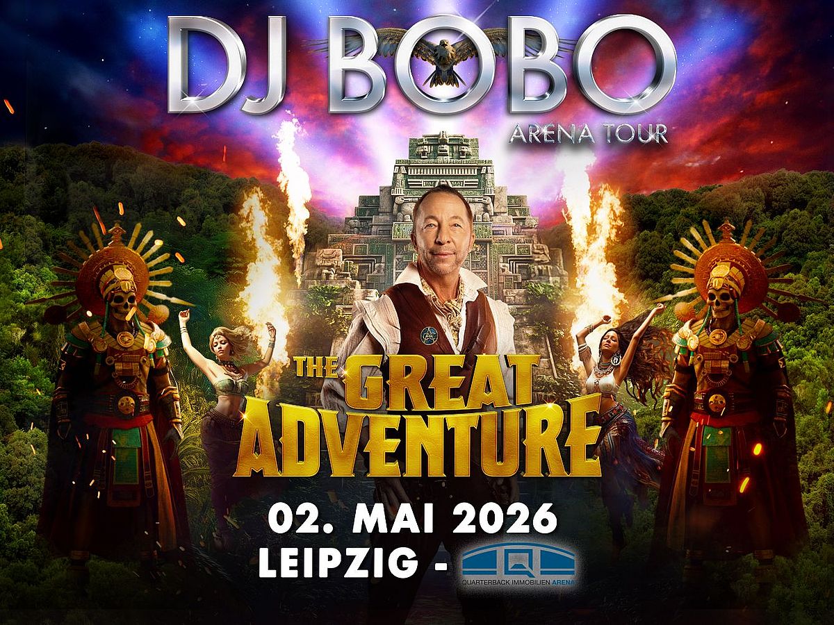 DJ Bobo steht vor einem Inka-Tempel in einem Urwald. 