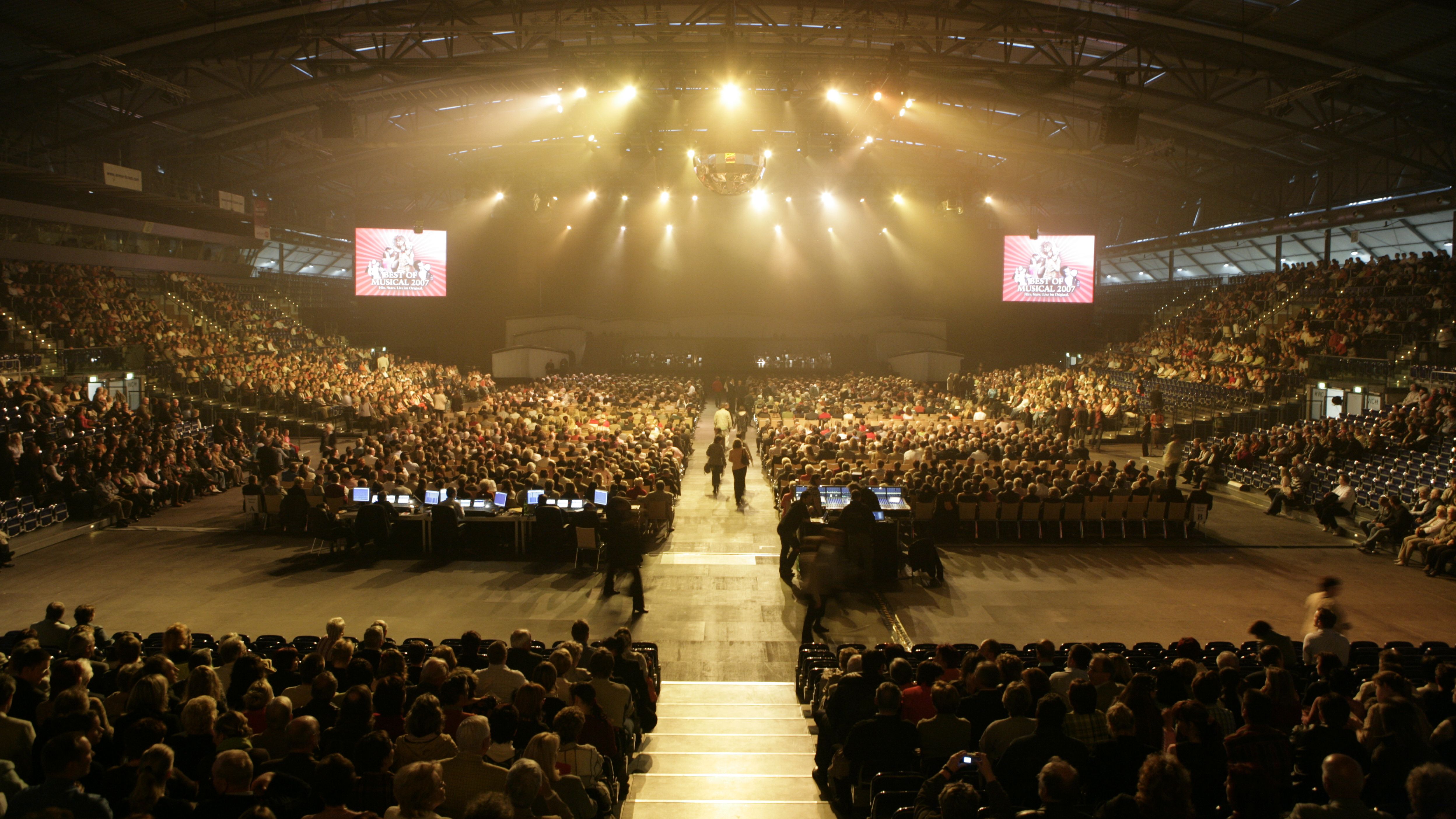 Blick auf den vollbesetzten Innenraum der QUARTERBACK Immobilien ARENA.