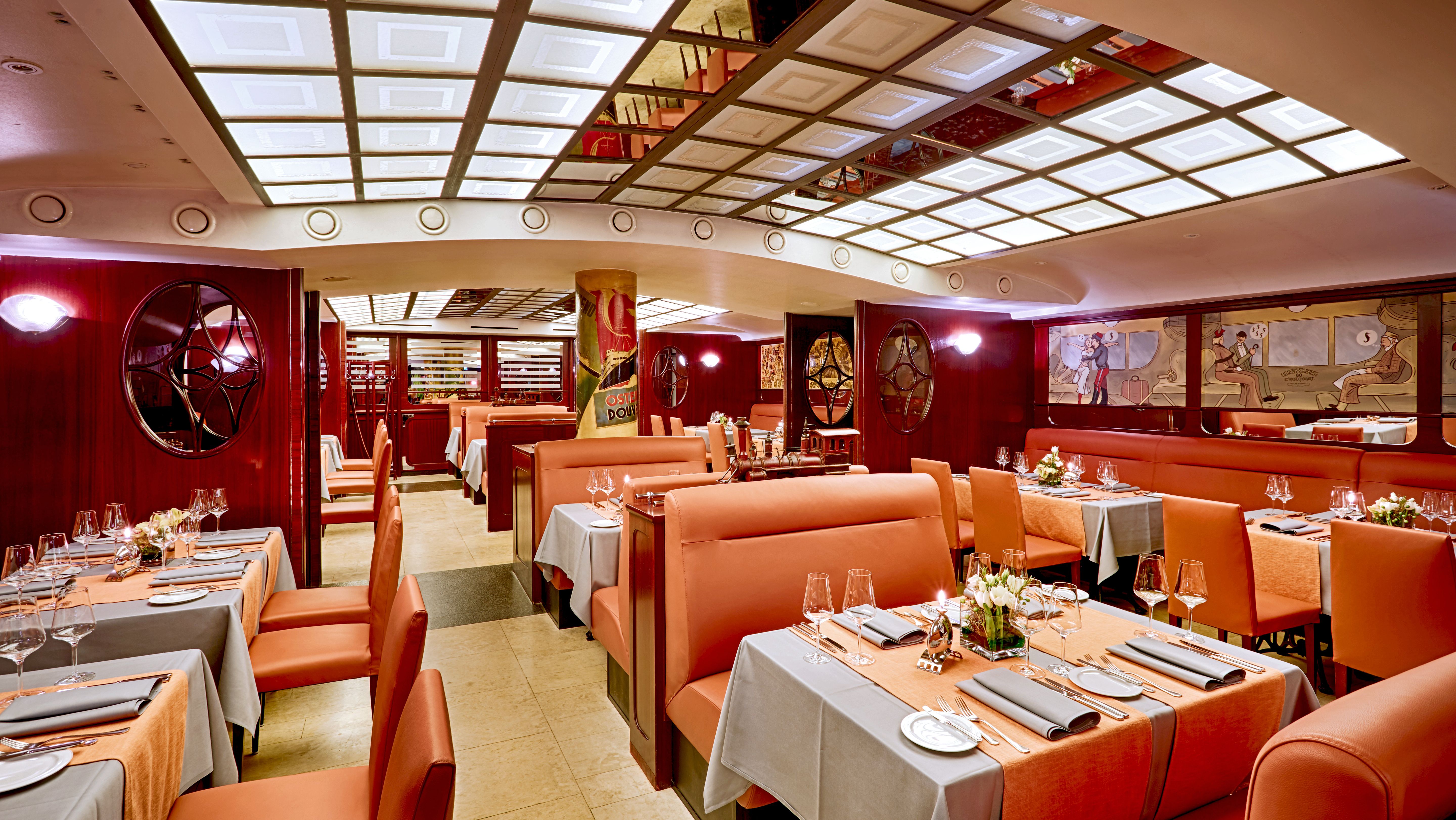 Restaurant "Steaktrain" mit gedeckten Tischen.