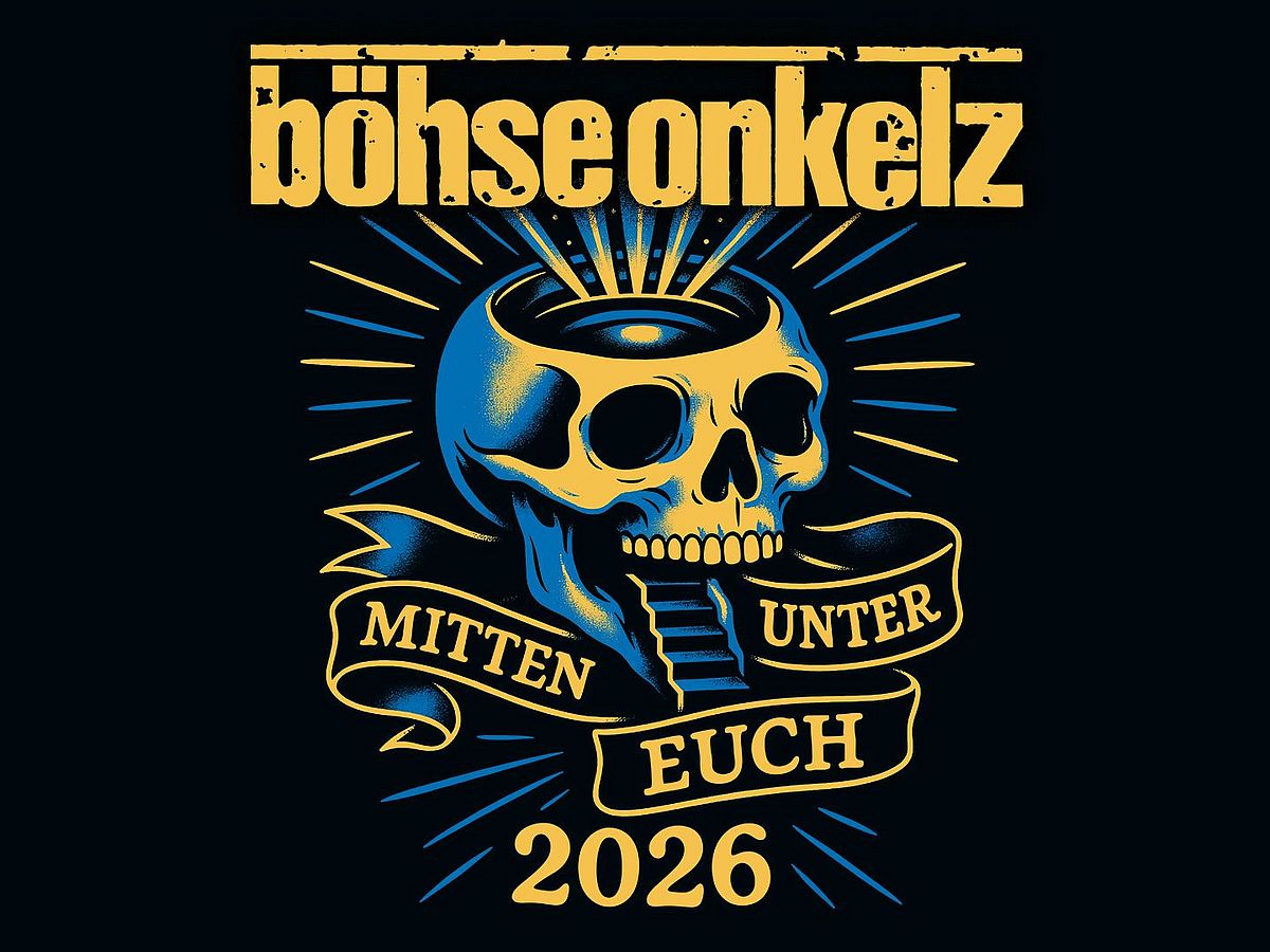 Grafik der Tour 2026 der Bösen Onkelz mit schwarzem Hintergrund. In der Mitte ist in gelben und blauen Farben ein Totenkopf, die Zunge ist eine Treppe. Der Schädel ist offen und wirkt wie eine Arena.  Darüber steht in gelber Farbe Böhse Onkelz, am Kiefer steht der Tourtitel Mitten unter Euch. 