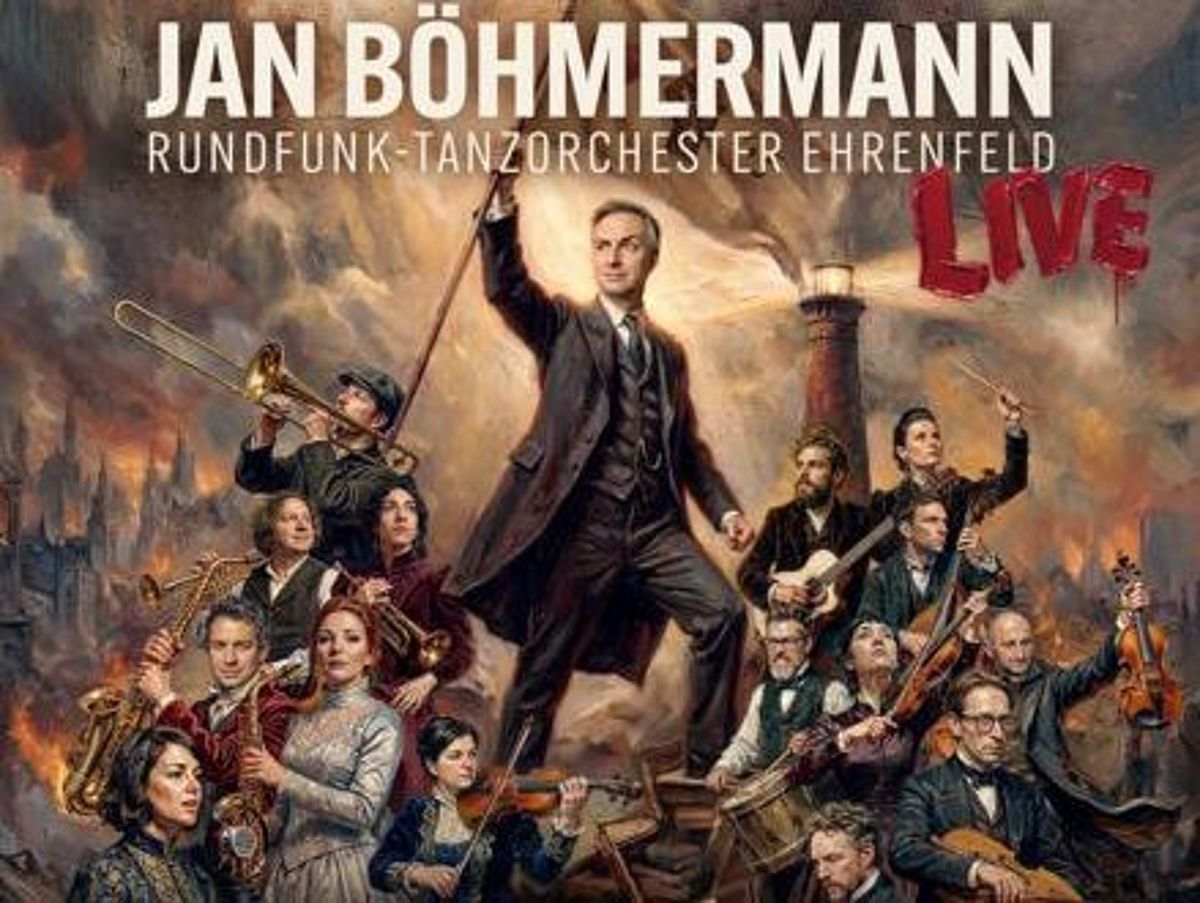 Ein Pressebild im Stil eines Gemäldes, die an eine Revolution erinnert. Eine Gruppe von Musikerinnen und Musikern steht und sitzt gemeinsam auf einem Hügel aus Instrumenten und Büchern in einer dramatischen, rauchigen Trümmerlandschaft. In der Mitte und auf dem höchsten Punkt steht Jan Böhmermann mit einer Fahne in der Hand. Auf der Fahne ist ein Herz, eine Faust und eine Zwinker-Smiley zu sehen. 