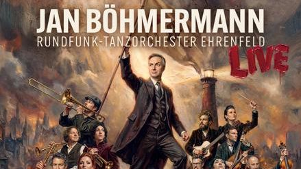 Ein Pressebild im Stil eines Gemäldes, die an eine Revolution erinnert. Eine Gruppe von Musikerinnen und Musikern steht und sitzt gemeinsam auf einem Hügel aus Instrumenten und Büchern in einer dramatischen, rauchigen Trümmerlandschaft. In der Mitte und auf dem höchsten Punkt steht Jan Böhmermann mit einer Fahne in der Hand. Auf der Fahne ist ein Herz, eine Faust und eine Zwinker-Smiley zu sehen. 
