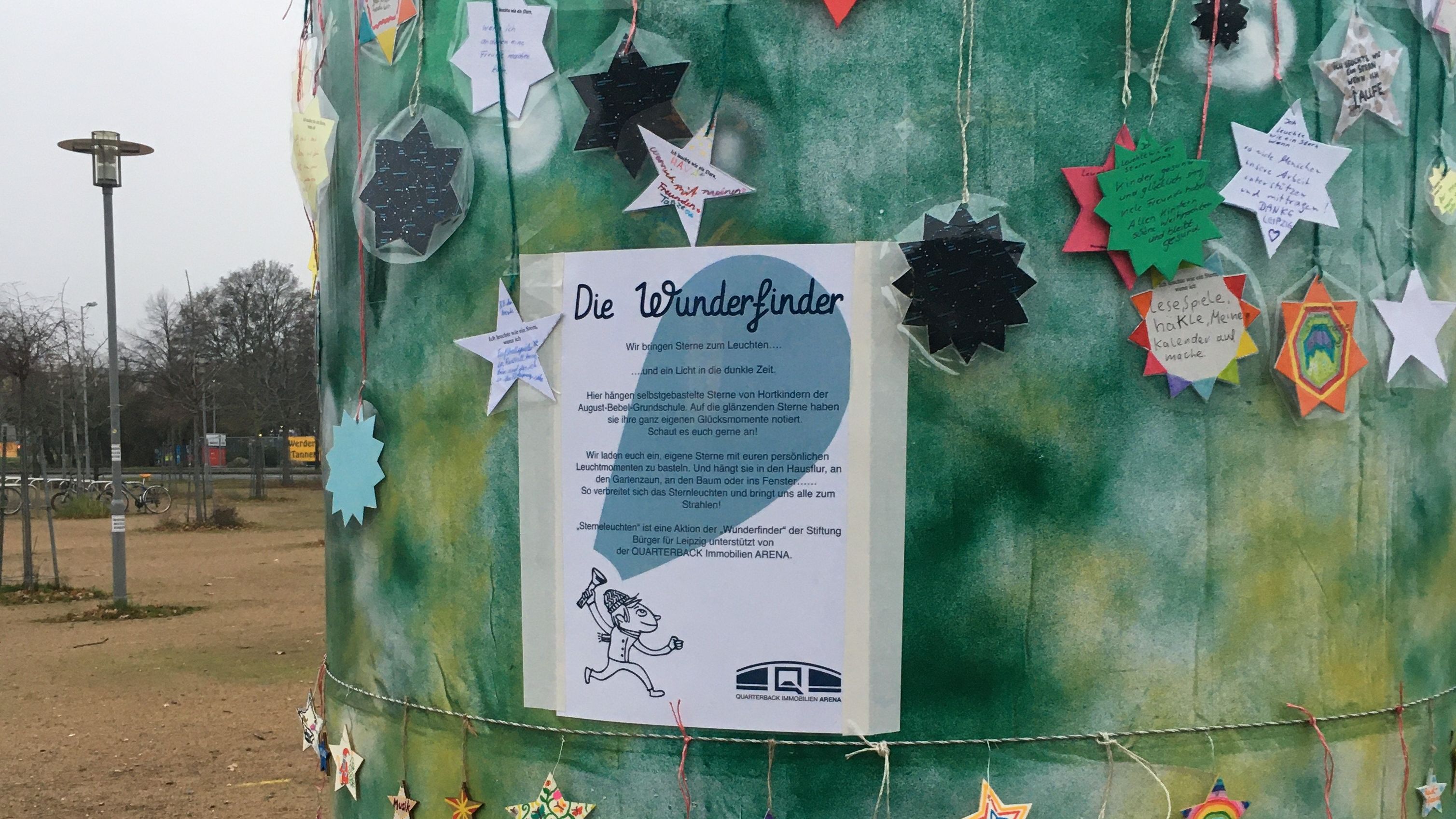 Wunderfinder haben eine Litfaßsäule mit Sternen geschmückt. 