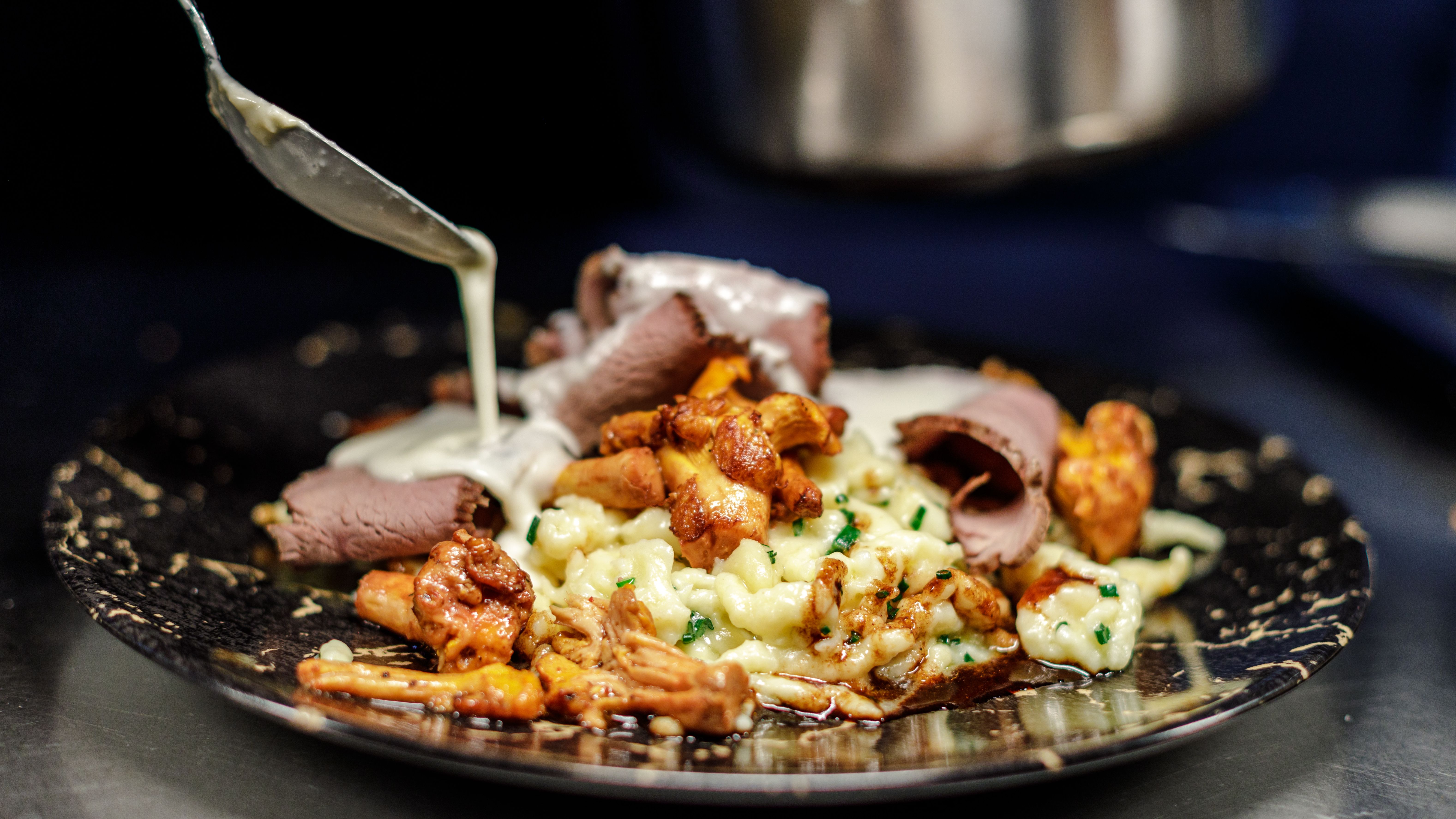 Eine Nahaufnahme eines warmen Gerichts. 