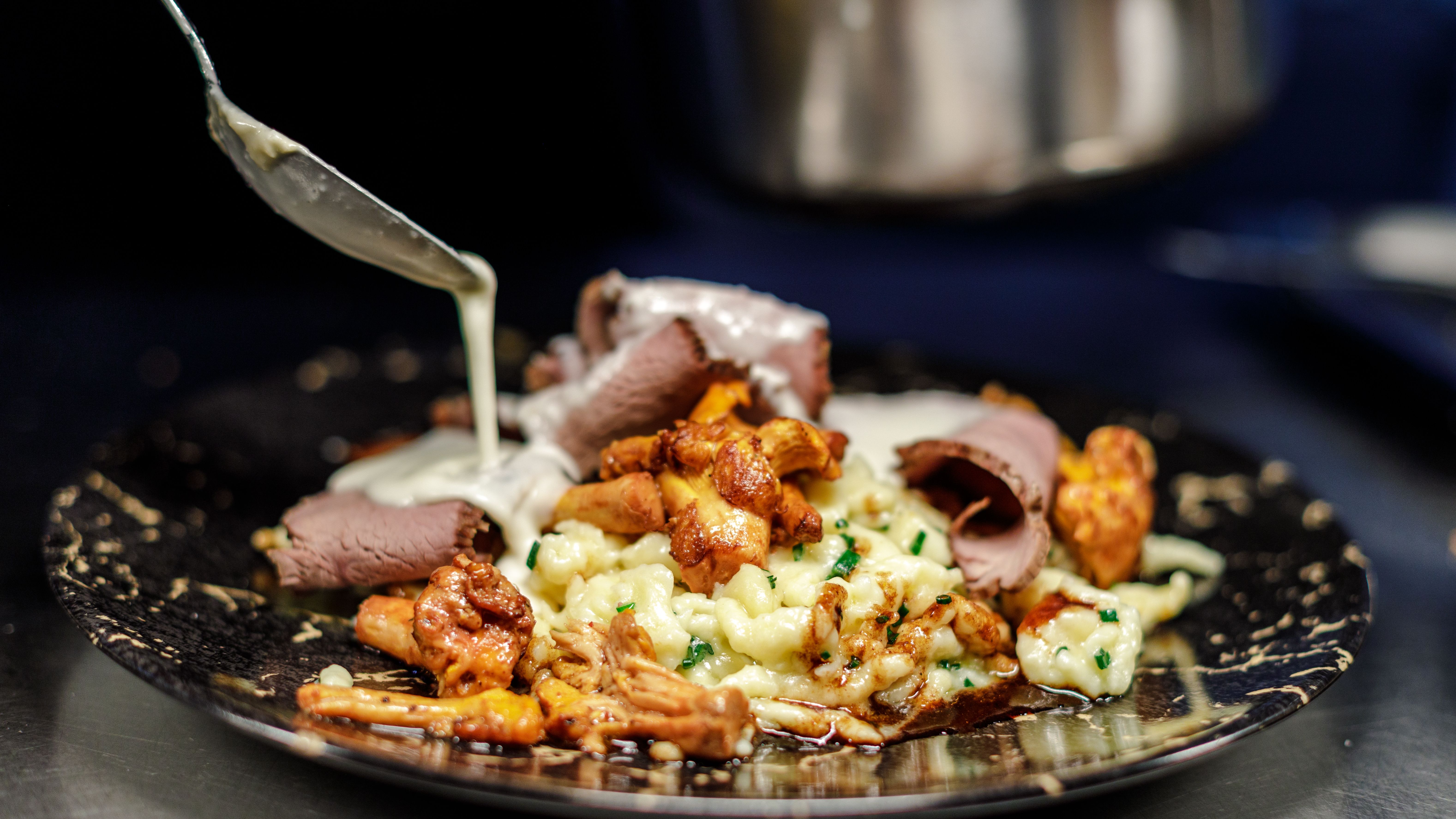 Eine Nahaufnahme eines warmen Gerichts. 