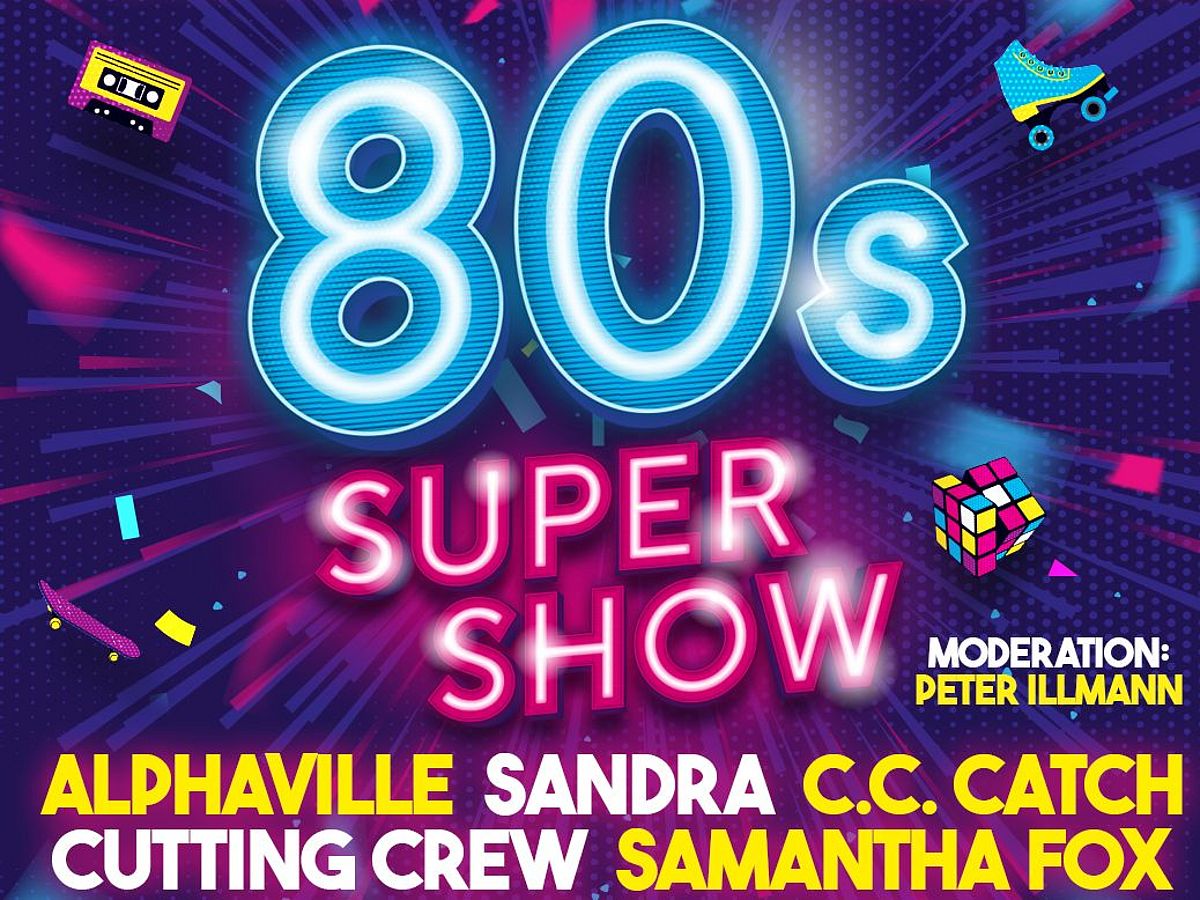 Eine bunte Grafik im Stil der achtziger Jahre mit Nennung des Titels 80s Super Show und Künstlernamen. Daneben sind kleine Bilder von Rollschuhen und Zauberwürfeln zu sehen.