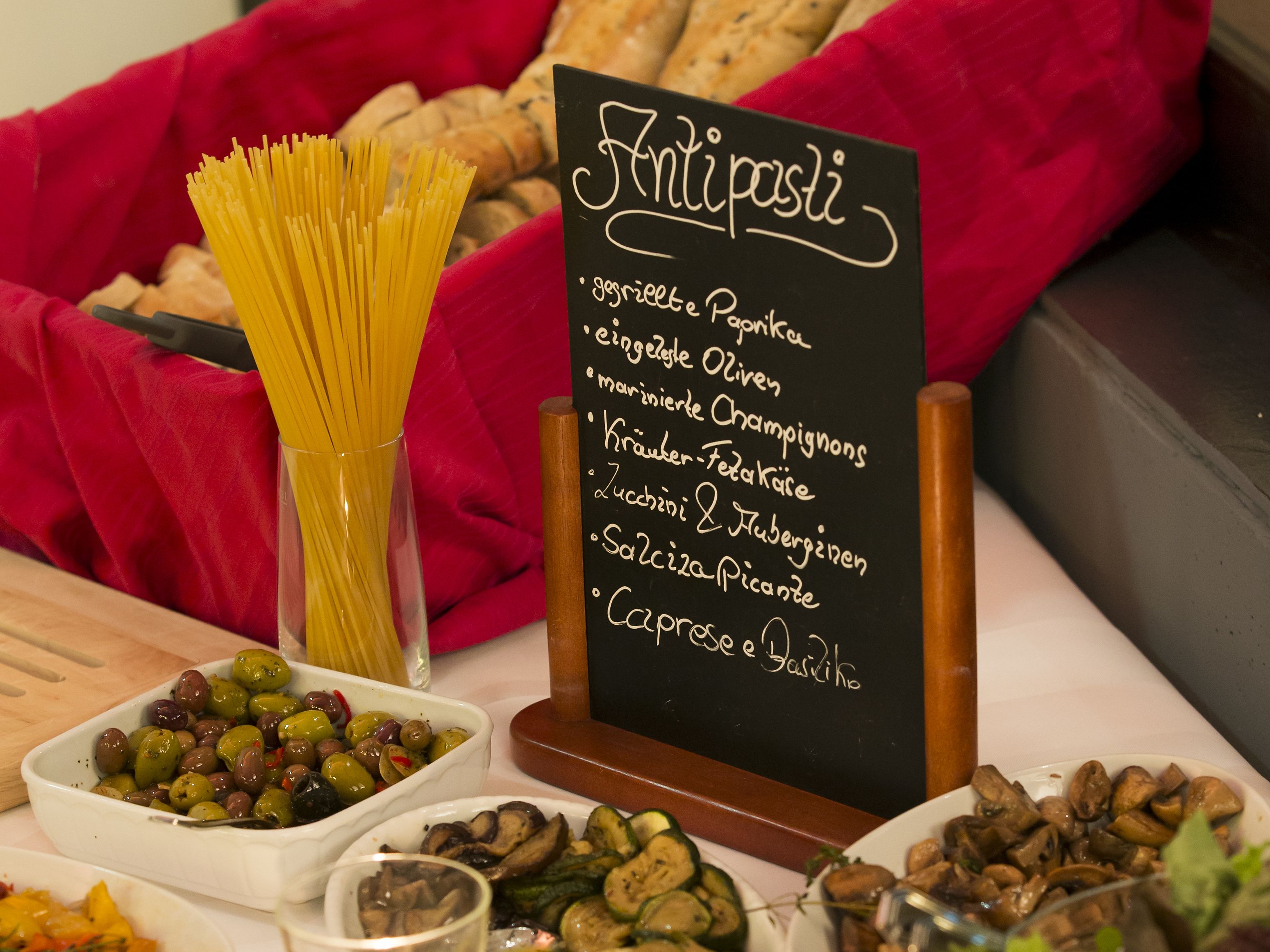 Salatbüffet mit Brotauswahl.