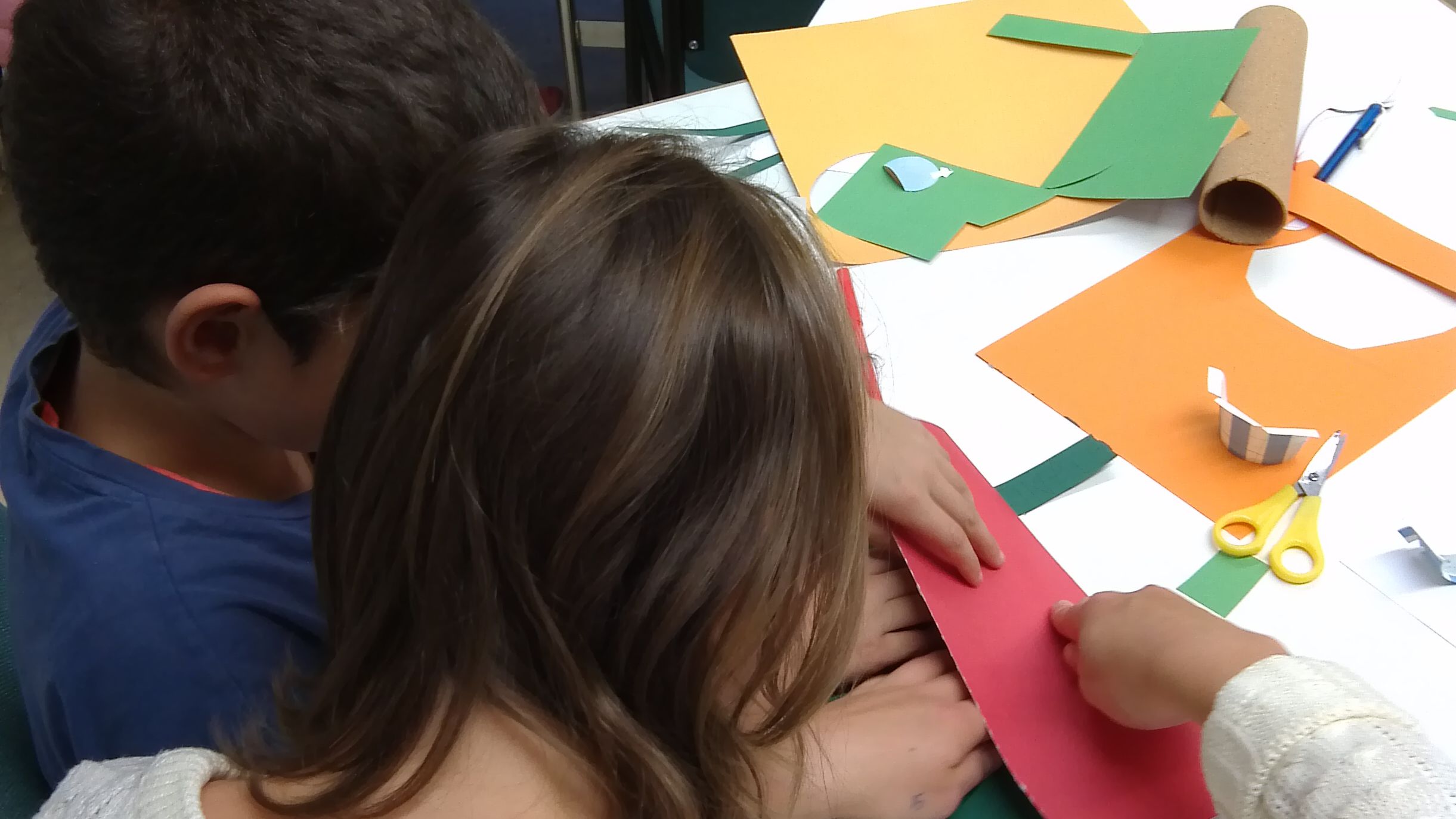 Wunderfinder-Patin und Kinder basteln.