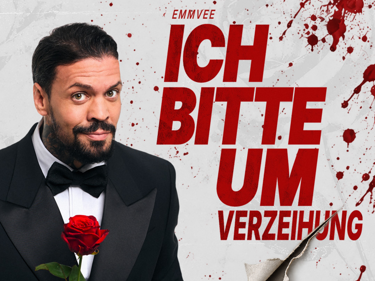 Tourplakat zu „EmmVee – Ich bitte um Verzeihung“. Ein bärtiger Mann in schwarzem Smoking und Fliege hält eine rote Rose in der einen und ein großes Messer in der anderen Hand. Er blickt mit ernstem, leicht verschmitztem Gesichtsausdruck direkt nach vorn. Der helle Hintergrund ist mit roten Blutspritzern und einem aufgerissenen Papiereffekt gestaltet. Der Tourtitel steht in großen roten Buchstaben rechts neben dem Mann. Am unteren Rand befinden sich die Logos der beteiligten Veranstalter und Produktionspartner.