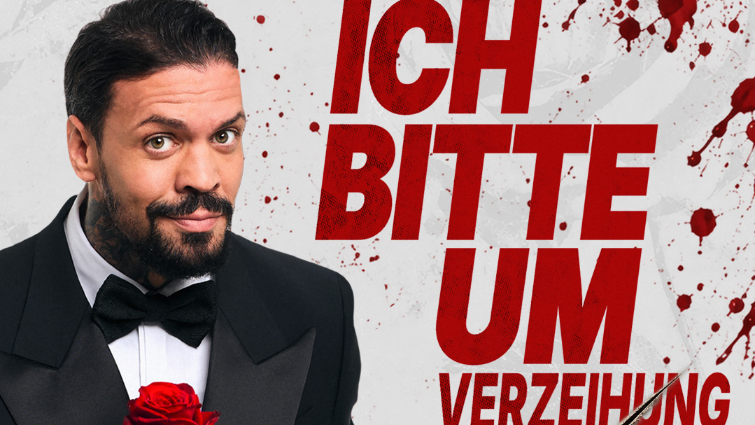 Tourplakat zu „EmmVee – Ich bitte um Verzeihung“. Ein bärtiger Mann in schwarzem Smoking und Fliege hält eine rote Rose in der einen und ein großes Messer in der anderen Hand. Er blickt mit ernstem, leicht verschmitztem Gesichtsausdruck direkt nach vorn. Der helle Hintergrund ist mit roten Blutspritzern und einem aufgerissenen Papiereffekt gestaltet. Der Tourtitel steht in großen roten Buchstaben rechts neben dem Mann. Am unteren Rand befinden sich die Logos der beteiligten Veranstalter und Produktionspartner.