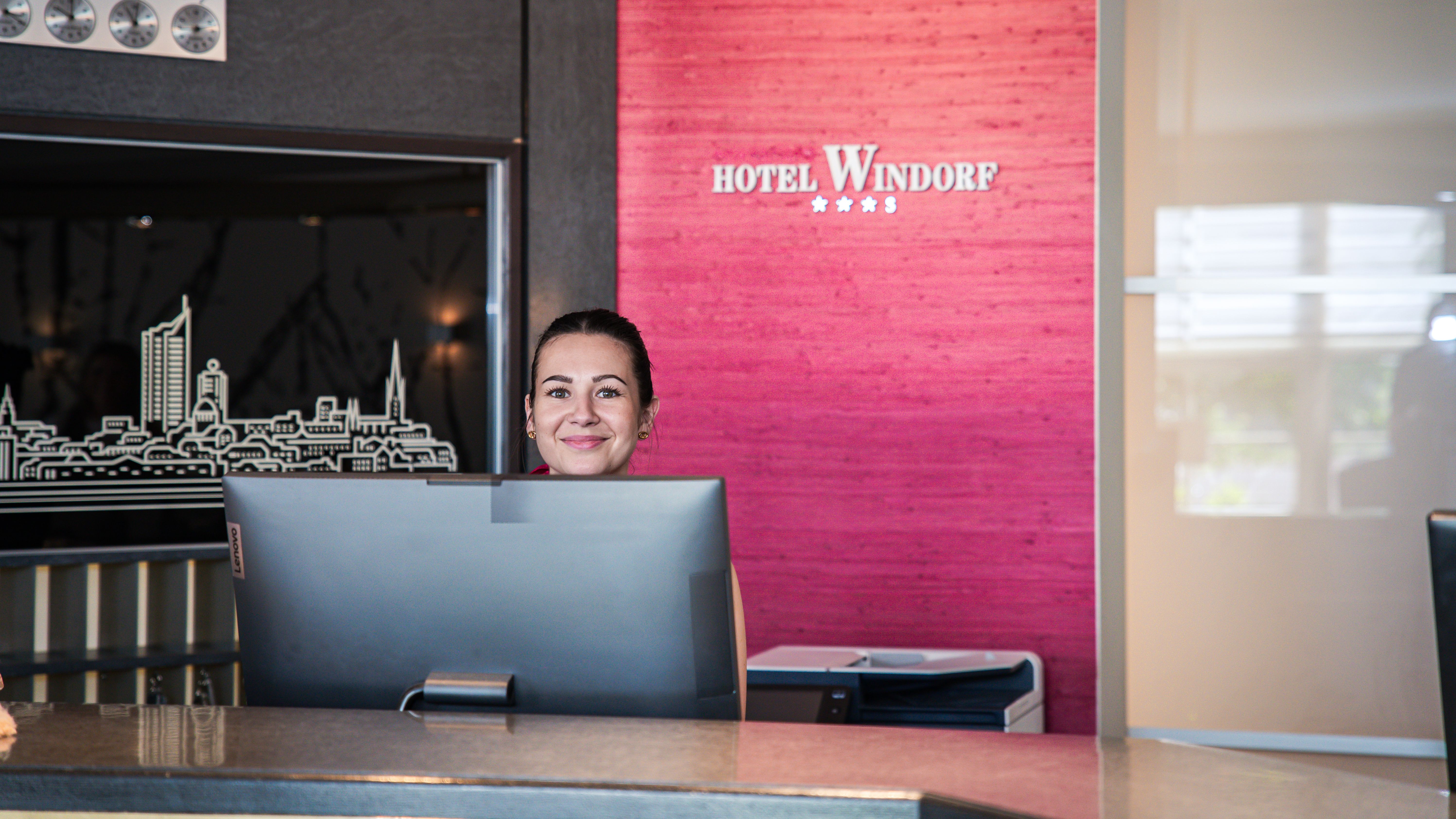 Bild aus dem Empfangsbereich mit einer weiblichen Angestellten. 