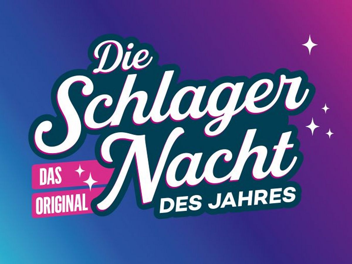Grafische Ankündigung für „Die Schlager Nacht – Das Original – des Jahres“. In der Mitte steht groß in weißer, geschwungener Schrift „Schlager Nacht“, darüber kleiner „Die“ und darunter „Das Original“ sowie „des Jahres“. Der Hintergrund zeigt einen Farbverlauf von Blau über Violett bis Pink und ist mit einigen weißen Sternen verziert.