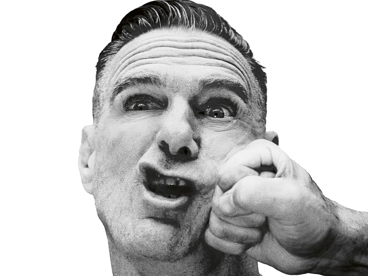 Ein schwarz-weiß Bild von Bryan Adams. Seine Wange wird von einer Faust eingedrückt. Er schaut verwundert, seine Augen sind weit geöffnet.  