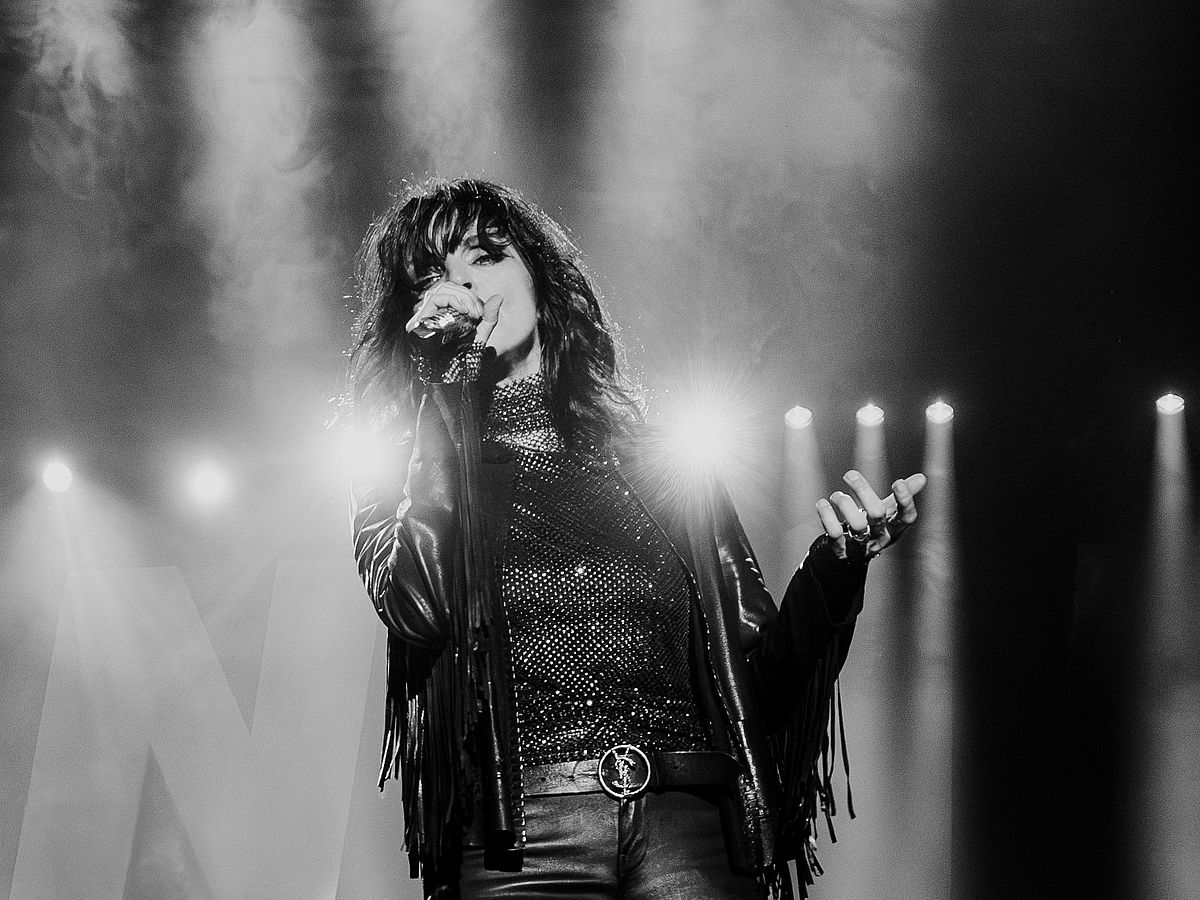 Ein Bild von NENA auf der Bühne in schwarz-weiß. 