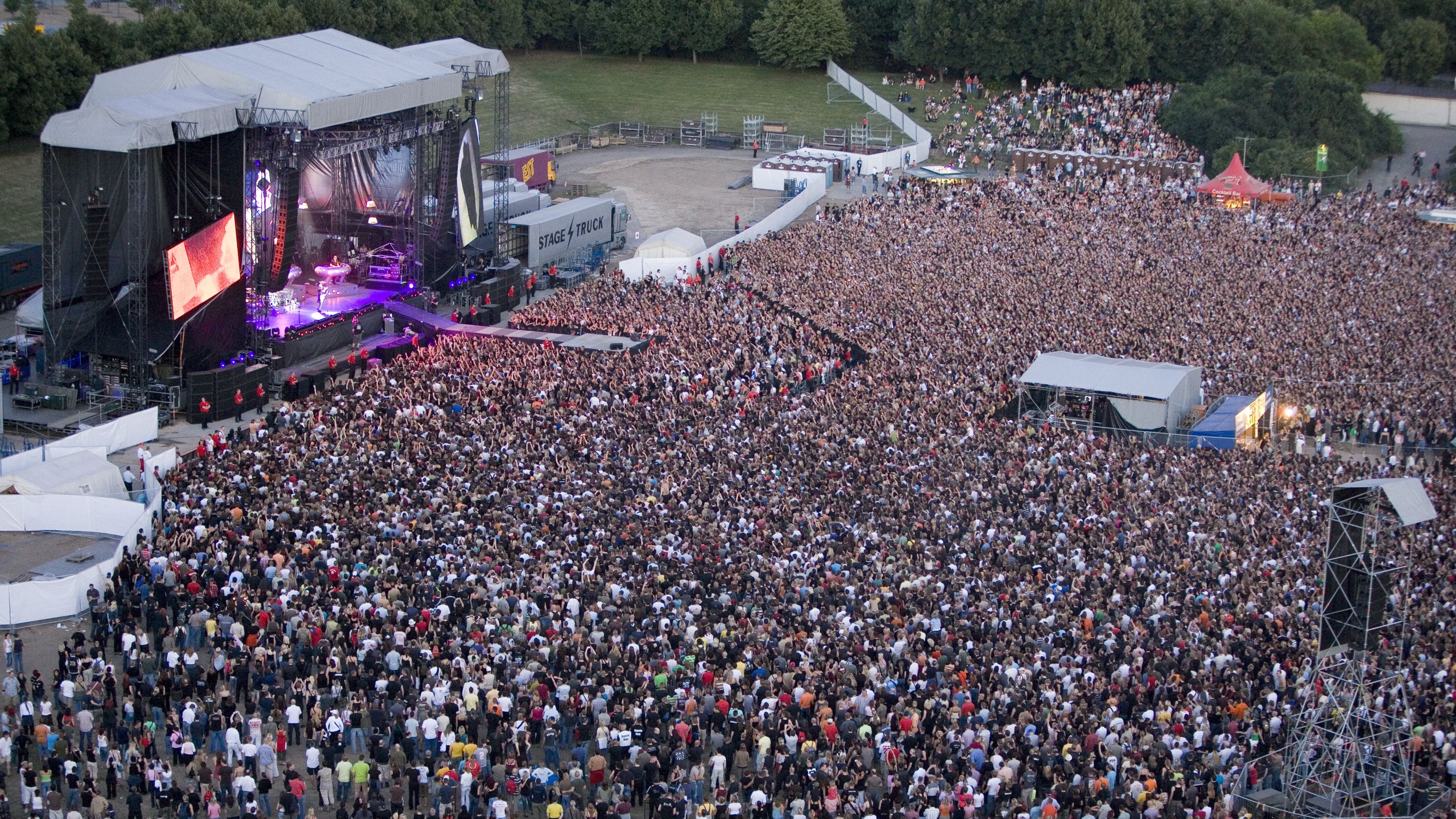 Blick auf Besucher und Bühne der Festwiese Leipzig während eines Konzertes.