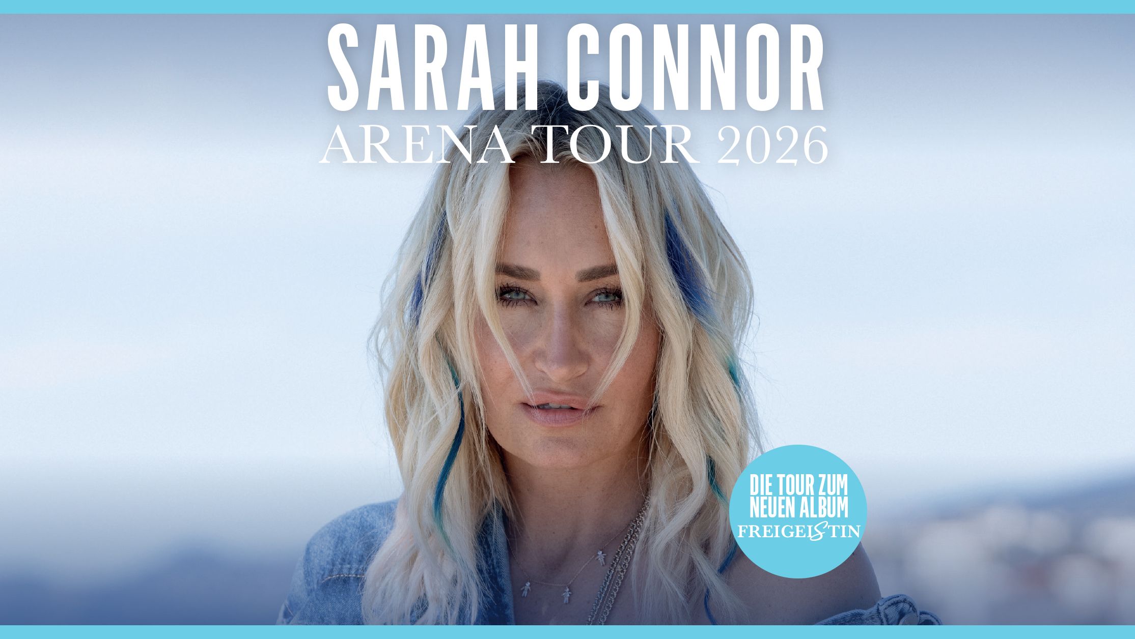 Sarah Connor hat zwei blaue Strähnen im Haar und trägt ein Jeansoberteil. 