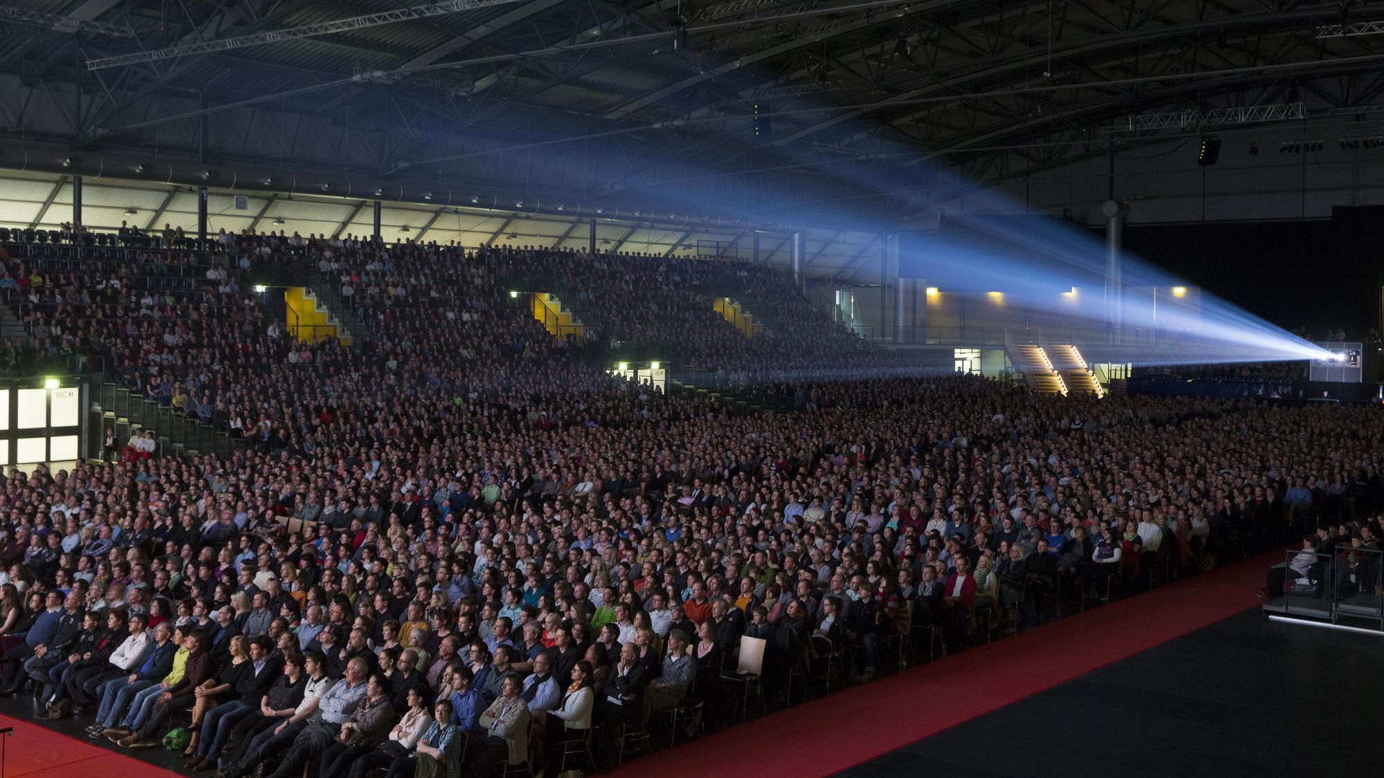 Gäste sitzen im bestuhlten Innenbereich der QUARTERBACK Immobilien ARENA.