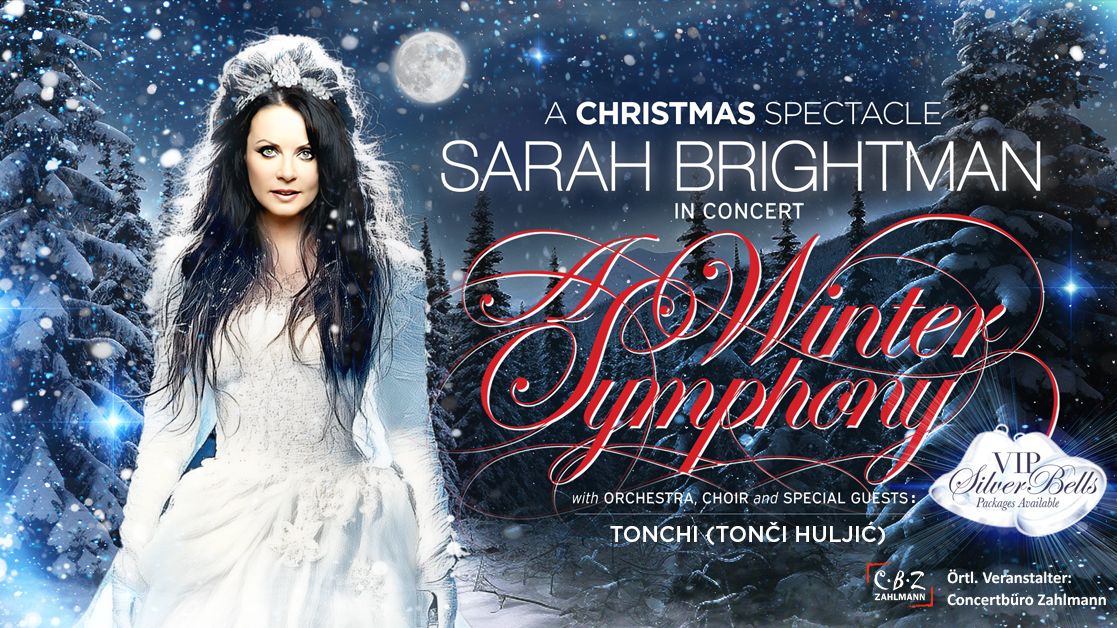 Sarah Brightman hat schwarze Haare. Sie steht in einer Winterlandschaft in einem weiten weißen Kleid, das wie ein Hochzeitskleid aussieht. In weißer Schrift steht dort: A Christmas Spectacle Sarah Brightmann in Concert. Der Tourname lautet Winter Symphony. 