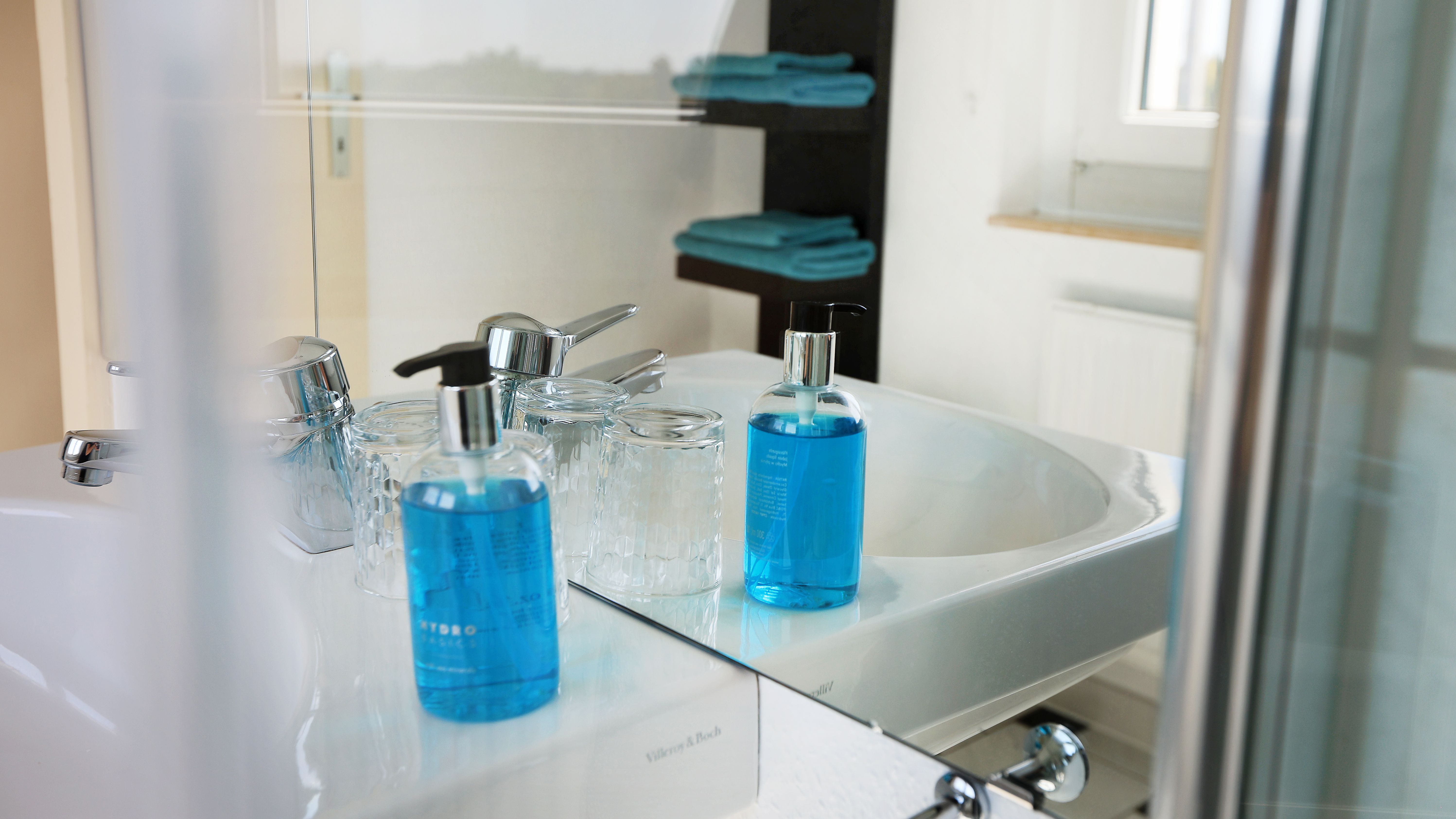 Ein Nahaufnahme eines Waschbeckens mit Seifenbehälter. 