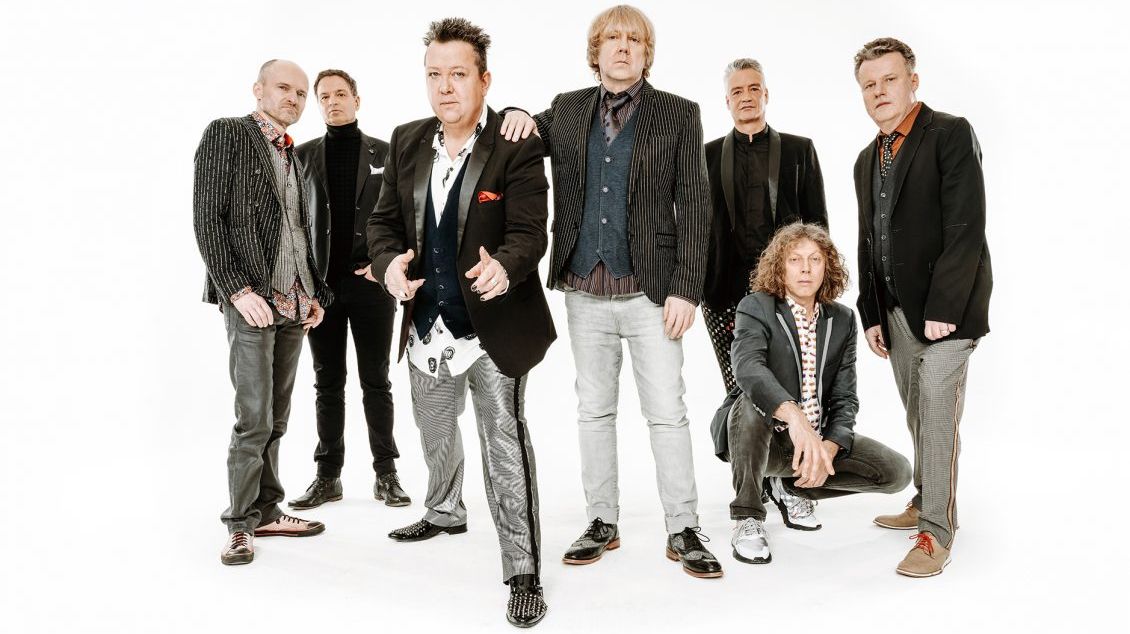 Die Prinzen posieren als Band vor weißem Hintergrund.