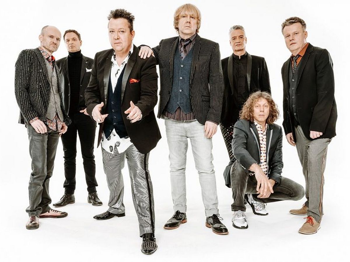 Die Prinzen posieren als Band vor weißem Hintergrund.