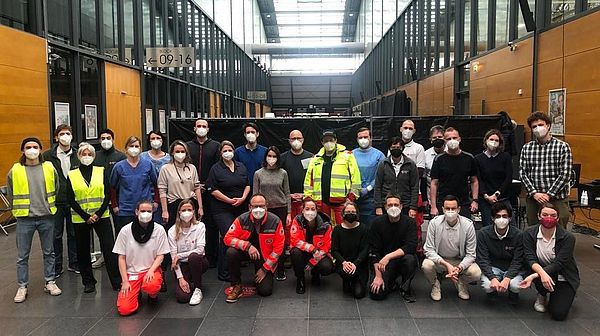 Ein Gruppenbild im Foyer der QUARTERBACK Immobilien ARENA.