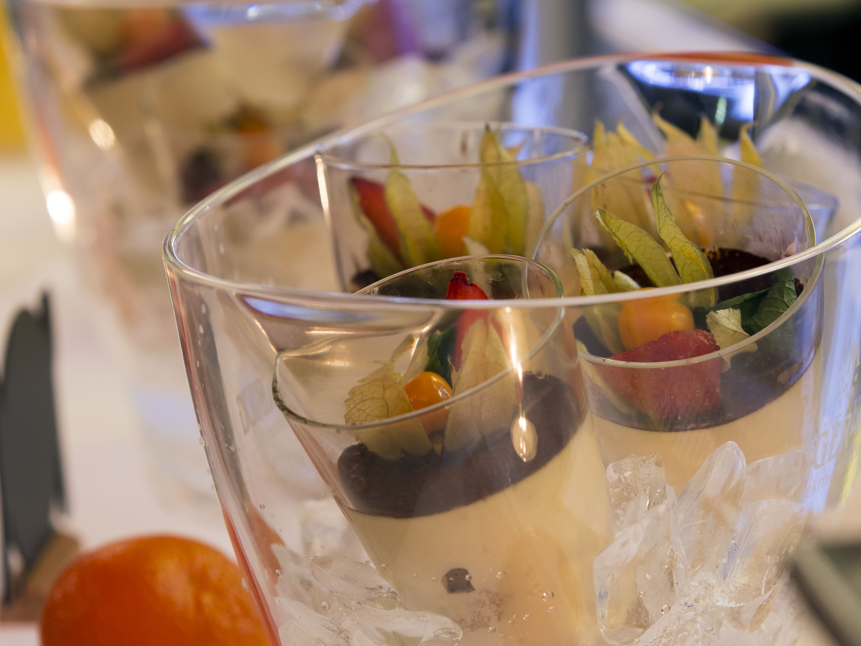 Dessert in Gläsern.