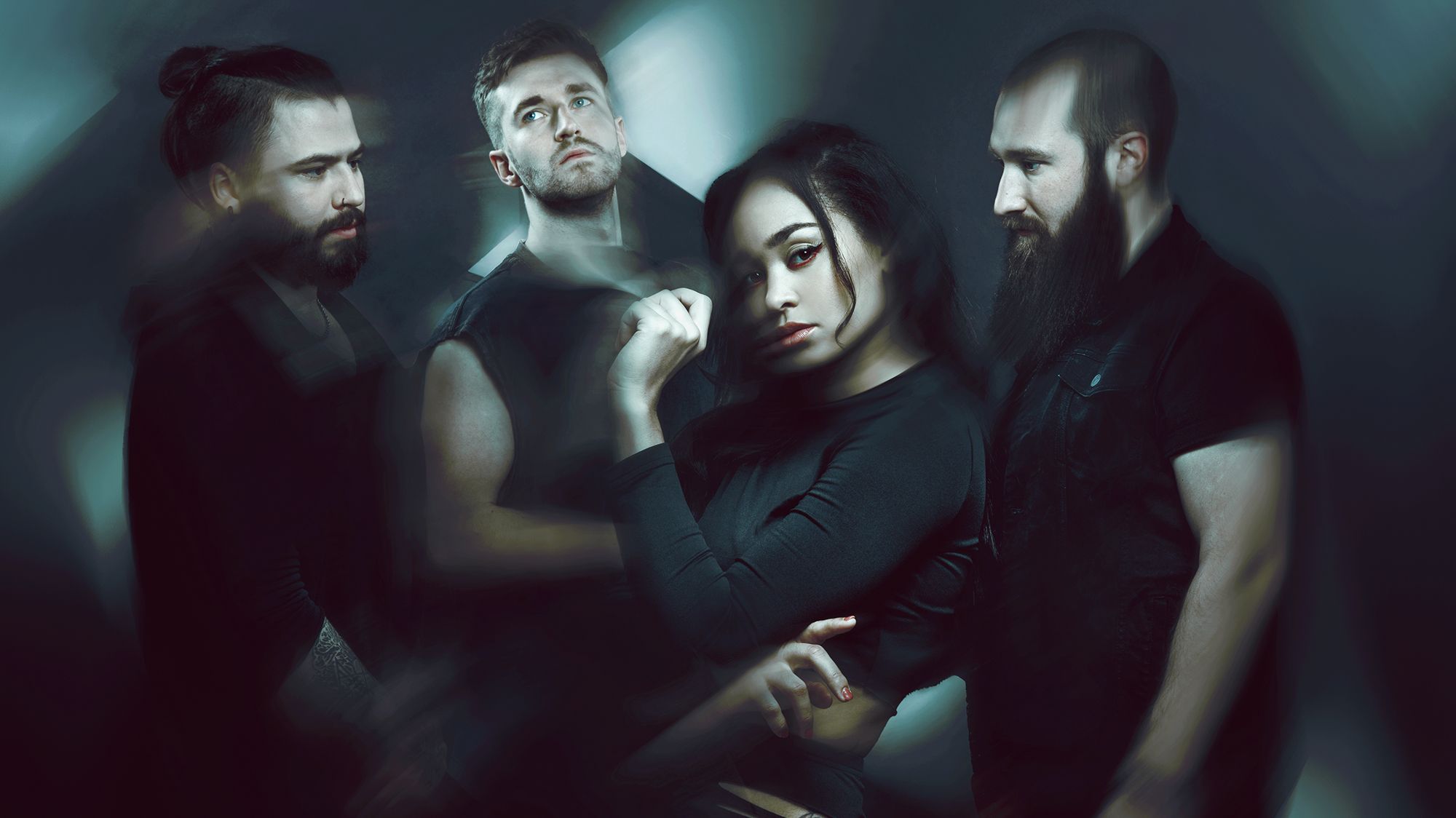 Pressebild der Band Ad Infinitum. Es sind vier Bandmitglieder, drei Männer und eine Frau. Das Bild ist schwarz-bläulichen Tönen und etwas blurry. Die Frau schaut in Richtung der Kamera, alle anderen in andere Richtungen. 