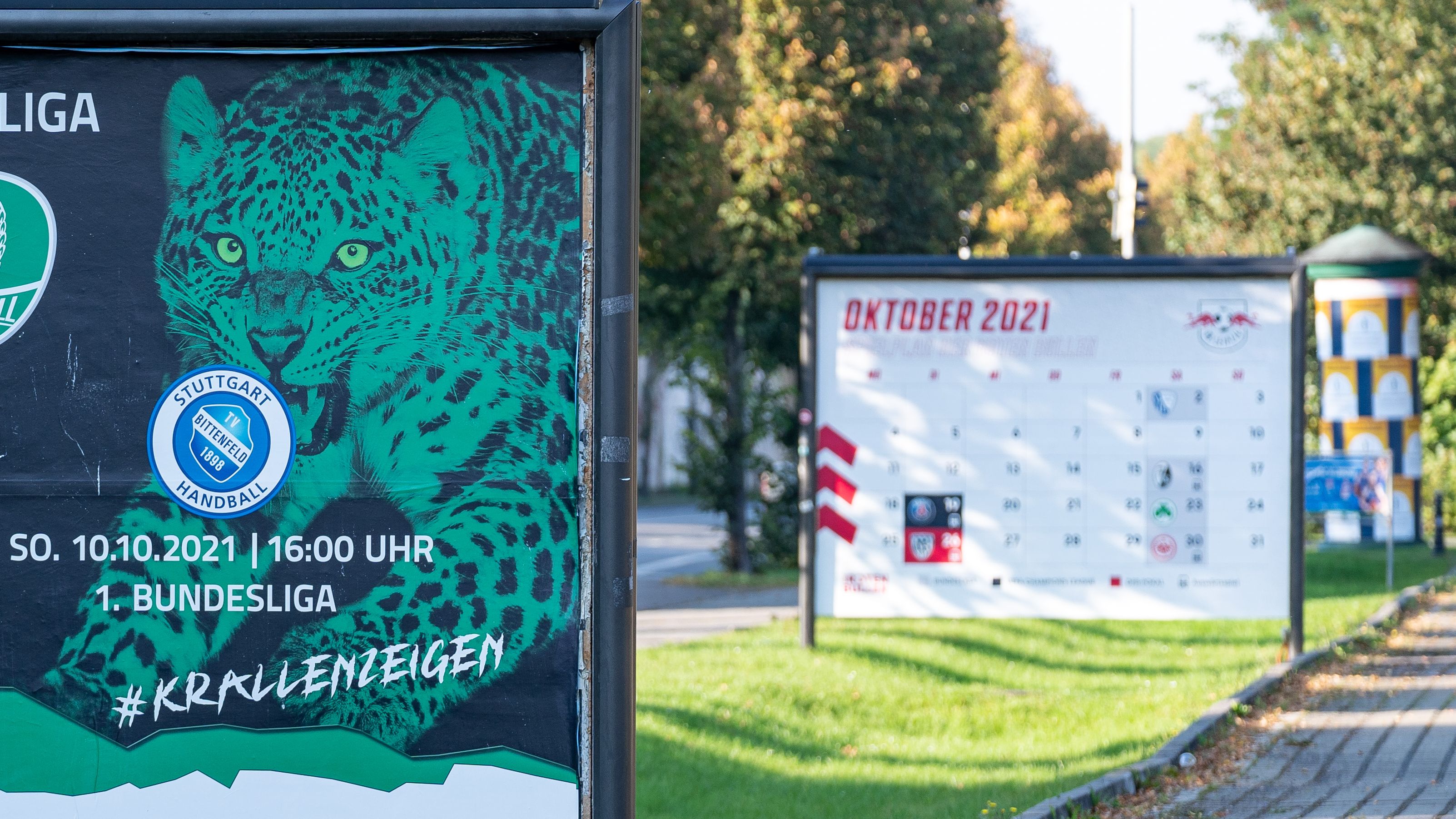 ZWei beklebte Großflächen an der Strasse am Sportforum. 