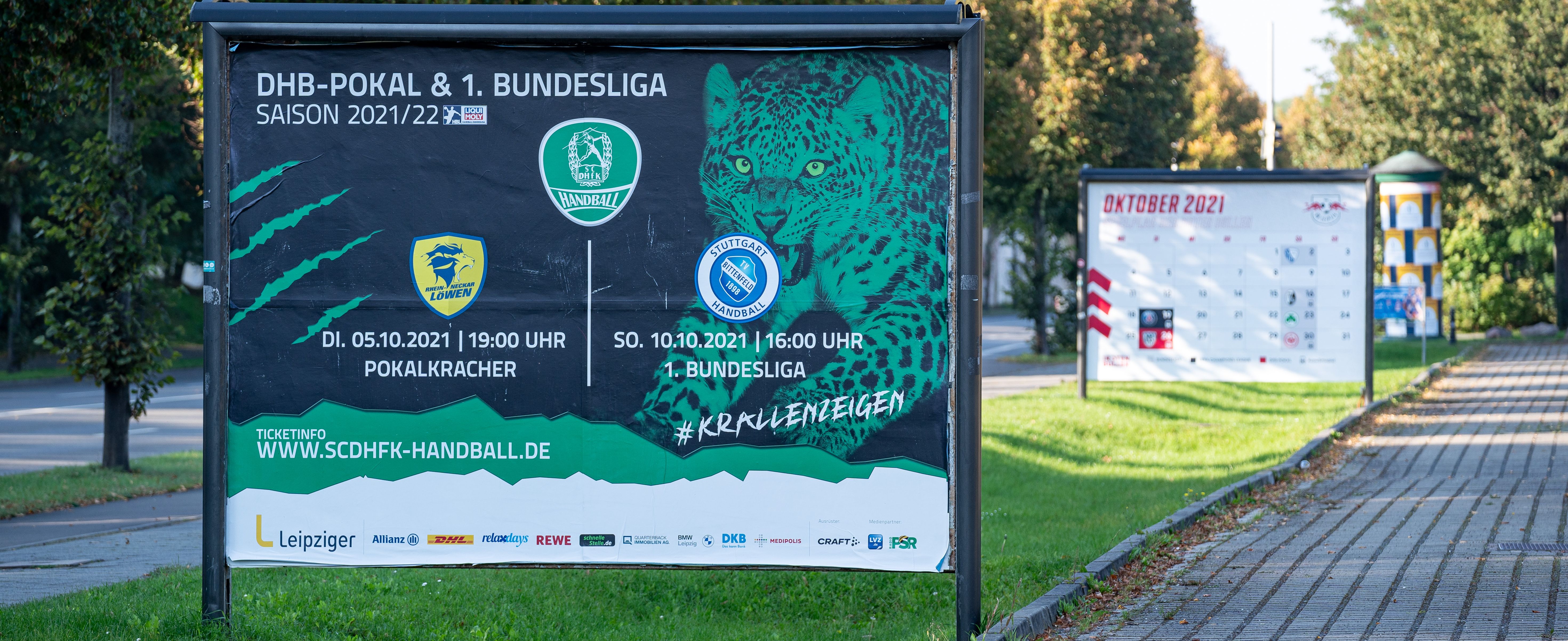 ZWei beklebte Großflächen an der Strasse am Sportforum. 