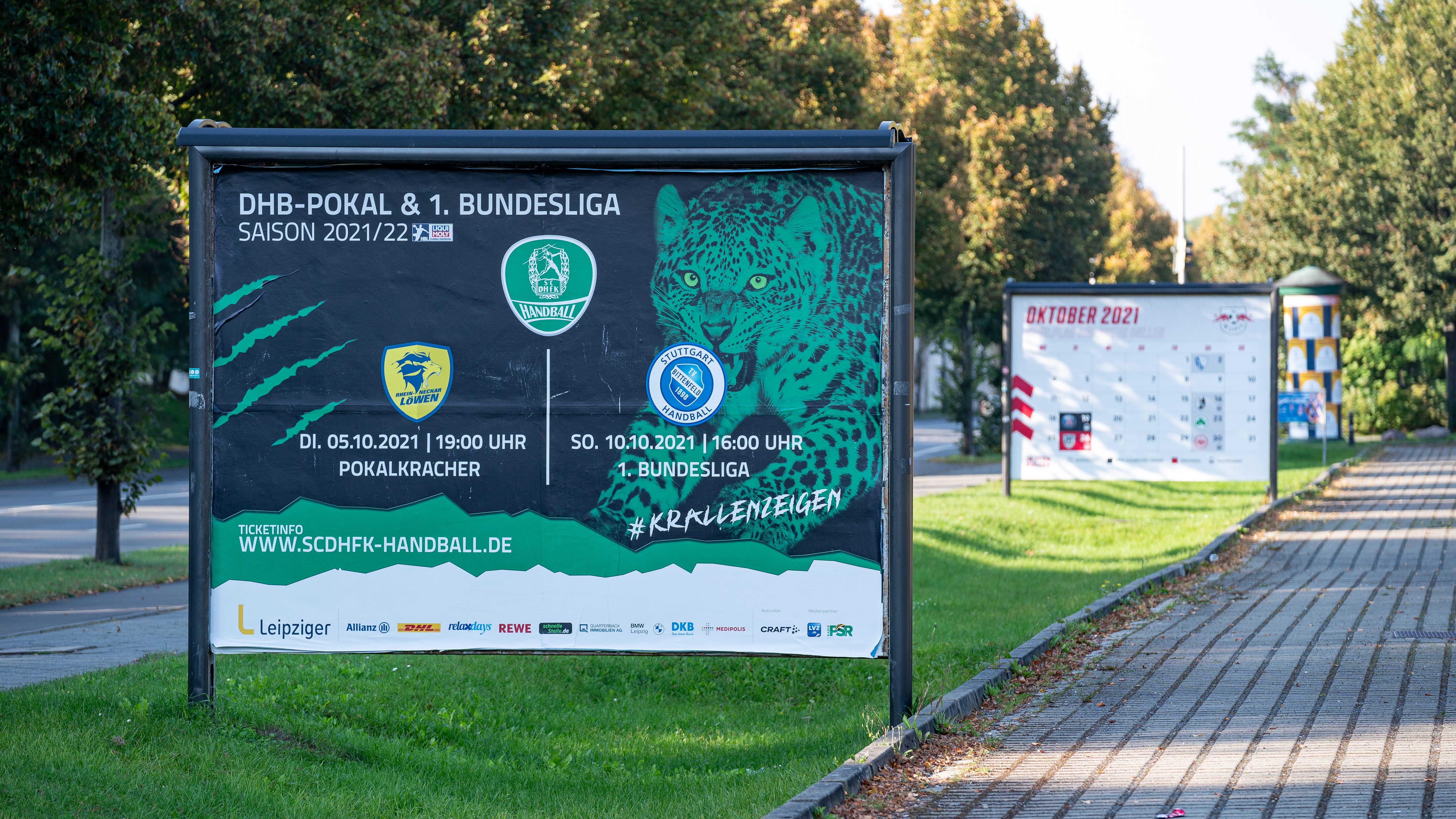 ZWei beklebte Großflächen an der Strasse am Sportforum. 