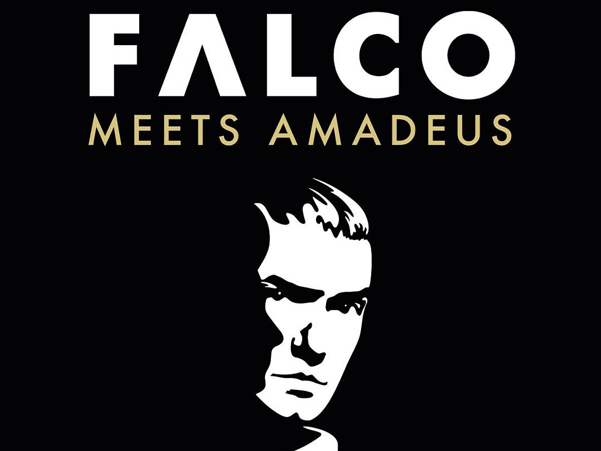 Schwarzes quadratisches Poster der Show Falco Meets Amadeus. In der Mitte ist ein stilisiertes Schwarz-Weiß-Porträt von Falco zu sehen. Nur die rechte Gesichtshälfte und der Kragen seines Anzugs sind weiß hervorgehoben. 