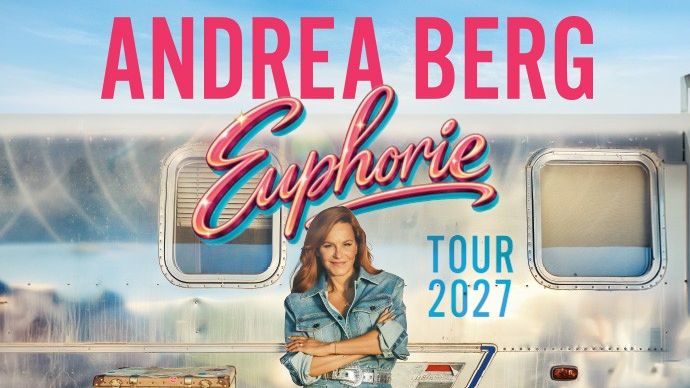 Alternativtext: Tourplakat von Andrea Berg für ihre „Euphorie Tour 2027“. Die Sängerin steht in Jeansjacke und Jeansshorts lächelnd mit verschränkten Armen vor einem silbernen Wohnwagen. Links neben ihr ist ein Stapel bunter Vintage-Reisekoffer zu sehen. Im Hintergrund erstreckt sich ein blauer Himmel. Oben steht in großen pinken Buchstaben „ANDREA BERG“, darunter in geschwungener Schrift „Euphorie“ und rechts daneben in Türkis „TOUR 2027“. Das Plakat vermittelt eine fröhliche, nostalgische Reiseatmosphäre.