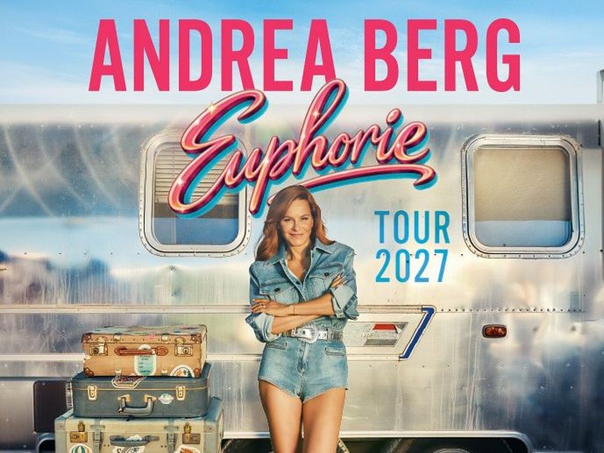 Alternativtext: Tourplakat von Andrea Berg für ihre „Euphorie Tour 2027“. Die Sängerin steht in Jeansjacke und Jeansshorts lächelnd mit verschränkten Armen vor einem silbernen Wohnwagen. Links neben ihr ist ein Stapel bunter Vintage-Reisekoffer zu sehen. Im Hintergrund erstreckt sich ein blauer Himmel. Oben steht in großen pinken Buchstaben „ANDREA BERG“, darunter in geschwungener Schrift „Euphorie“ und rechts daneben in Türkis „TOUR 2027“. Das Plakat vermittelt eine fröhliche, nostalgische Reiseatmosphäre.