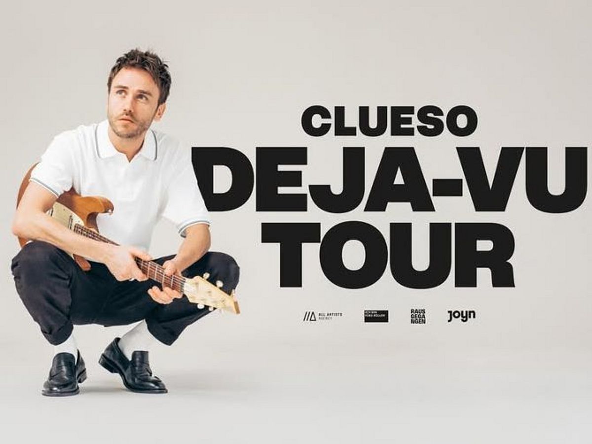 Clueso hockt und hält eine E-Gitarre in der Hand. Er trägt ein weißes Polo-Shirt und eine dunkle Hose sowie schwarze Schuhe. In schwarzer Schrift steht dort Clueso und Deja-Vu Tour.