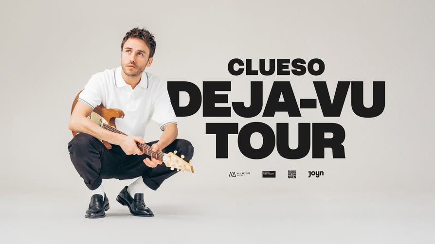 Clueso hockt und hält eine E-Gitarre in der Hand. Er trägt ein weißes Polo-Shirt und eine dunkle Hose sowie schwarze Schuhe. In schwarzer Schrift steht dort Clueso und Deja-Vu Tour.