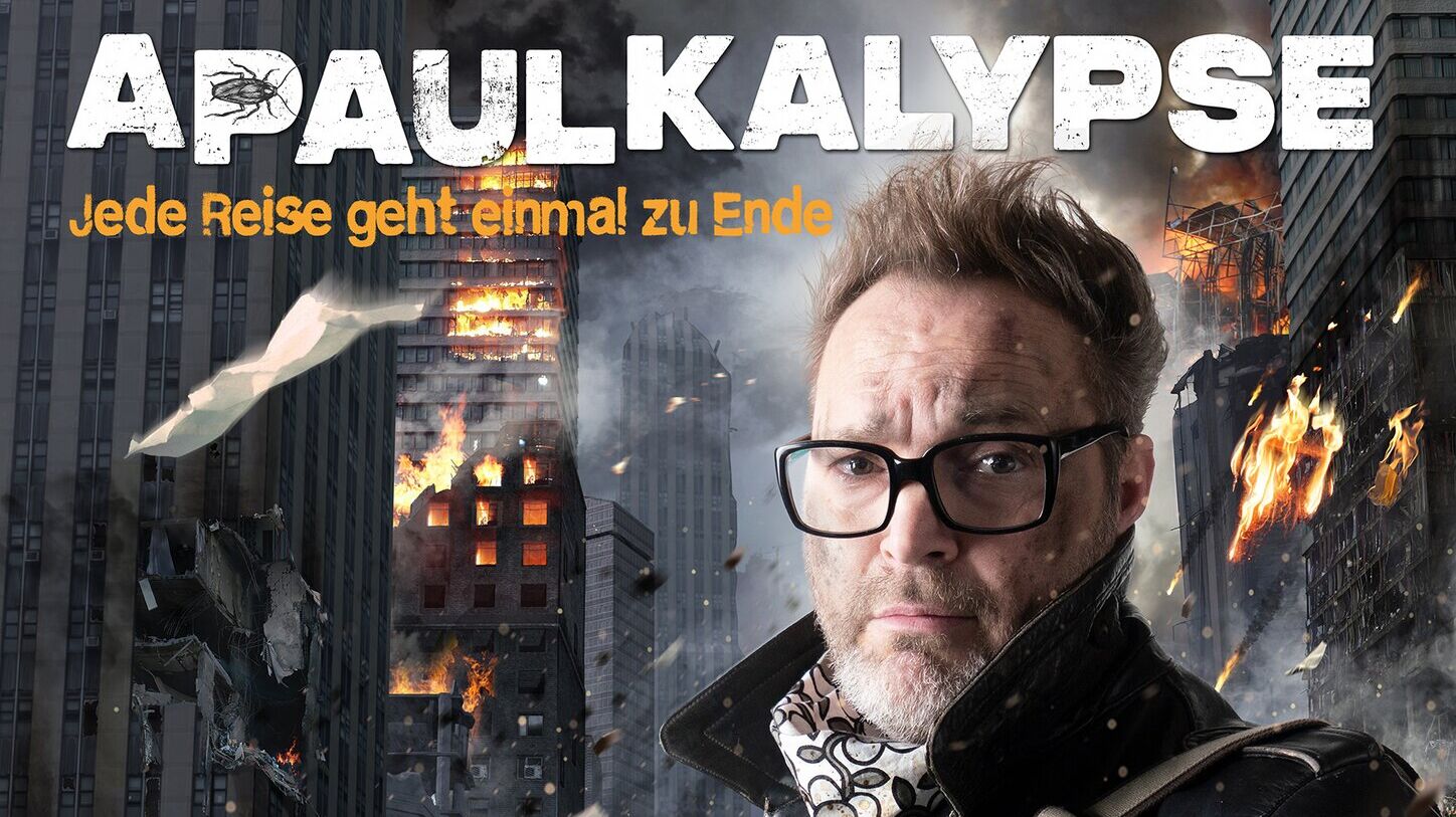 Ein Plakat zeigt Paul Panzer vor einer zerstörten Stadt und kündigt seine Tour Apaulkalypse an.
