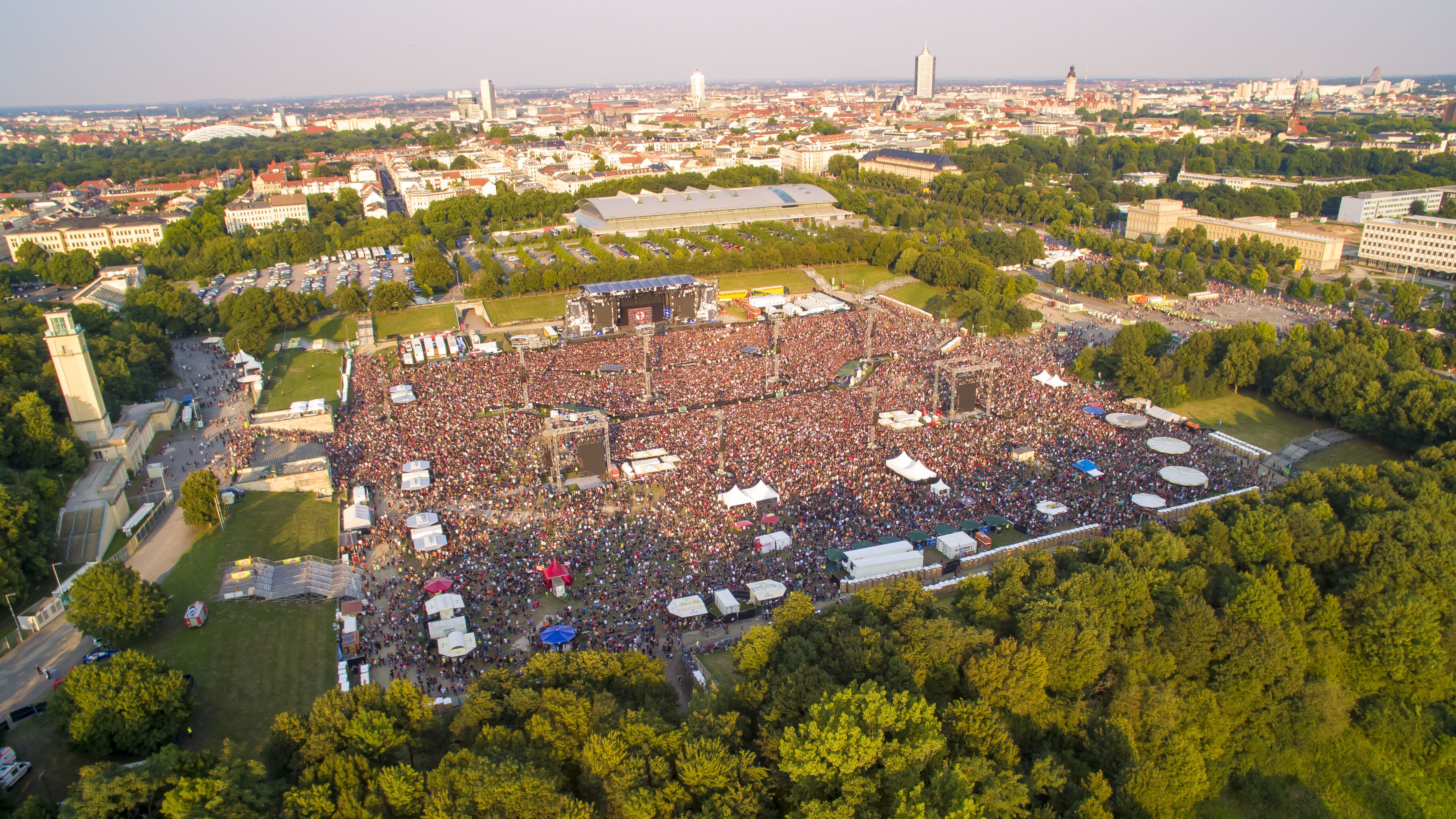 Luftaufnahme eines Konzertes auf der Festwiese Leipzig.