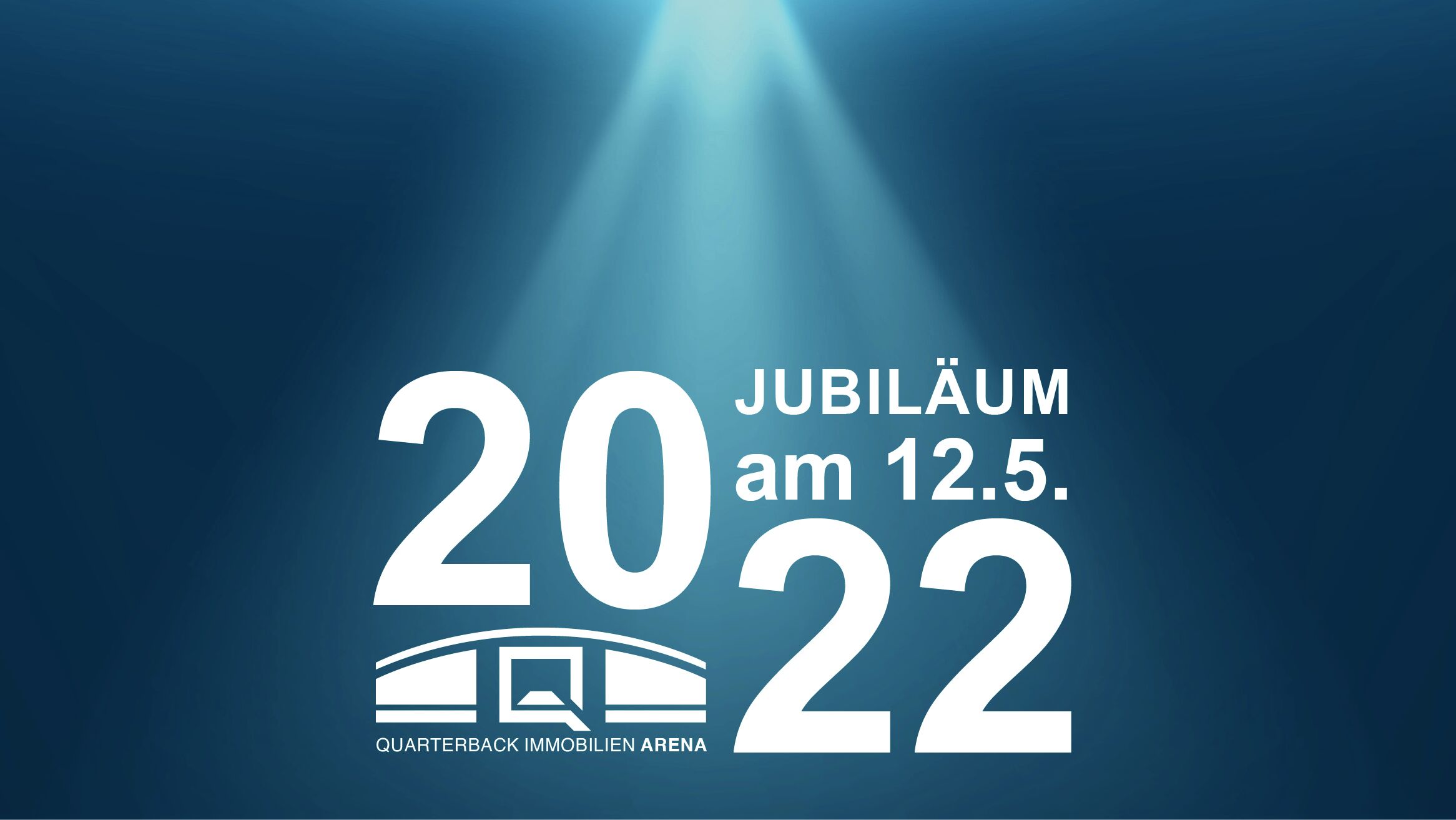 Ein Spot beleuchtet das Logo der QUARTERBACK Immobilien ARENA und den Hinweis zum 20-jährigen Jubiläum am 12.5.