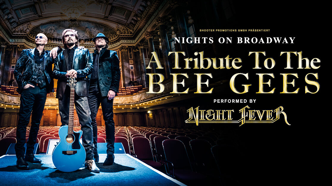 Das Trio Night Fever steht auf einer Bühne in einem Konzertsaal und die Show "Nights on Broadway - A Tribute to the Bee Gees" wird angekündigt.