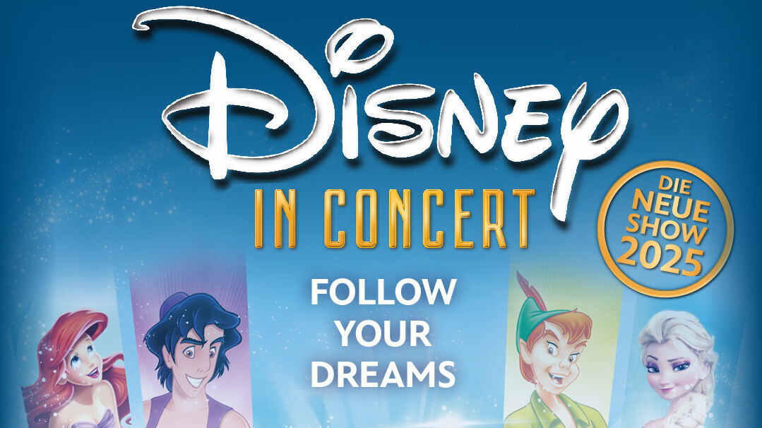 Mickey Maus dirigiert ein Orchester. Weitere Disney-Figuren, wie Elsa oder Arielle, sind zu sehen. 