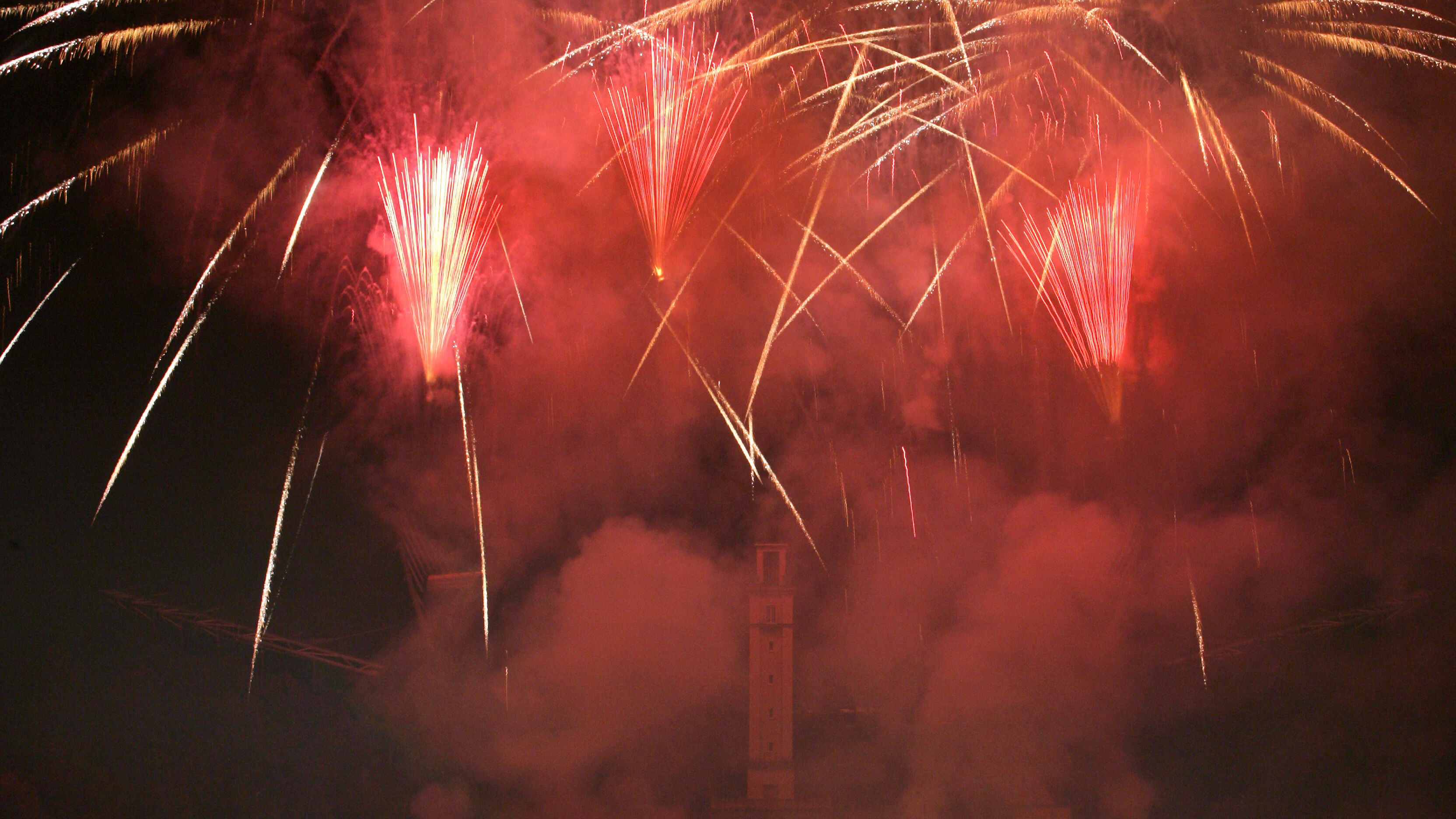 Feuerwerk über der Bühne der Festwiese bei Nacht.