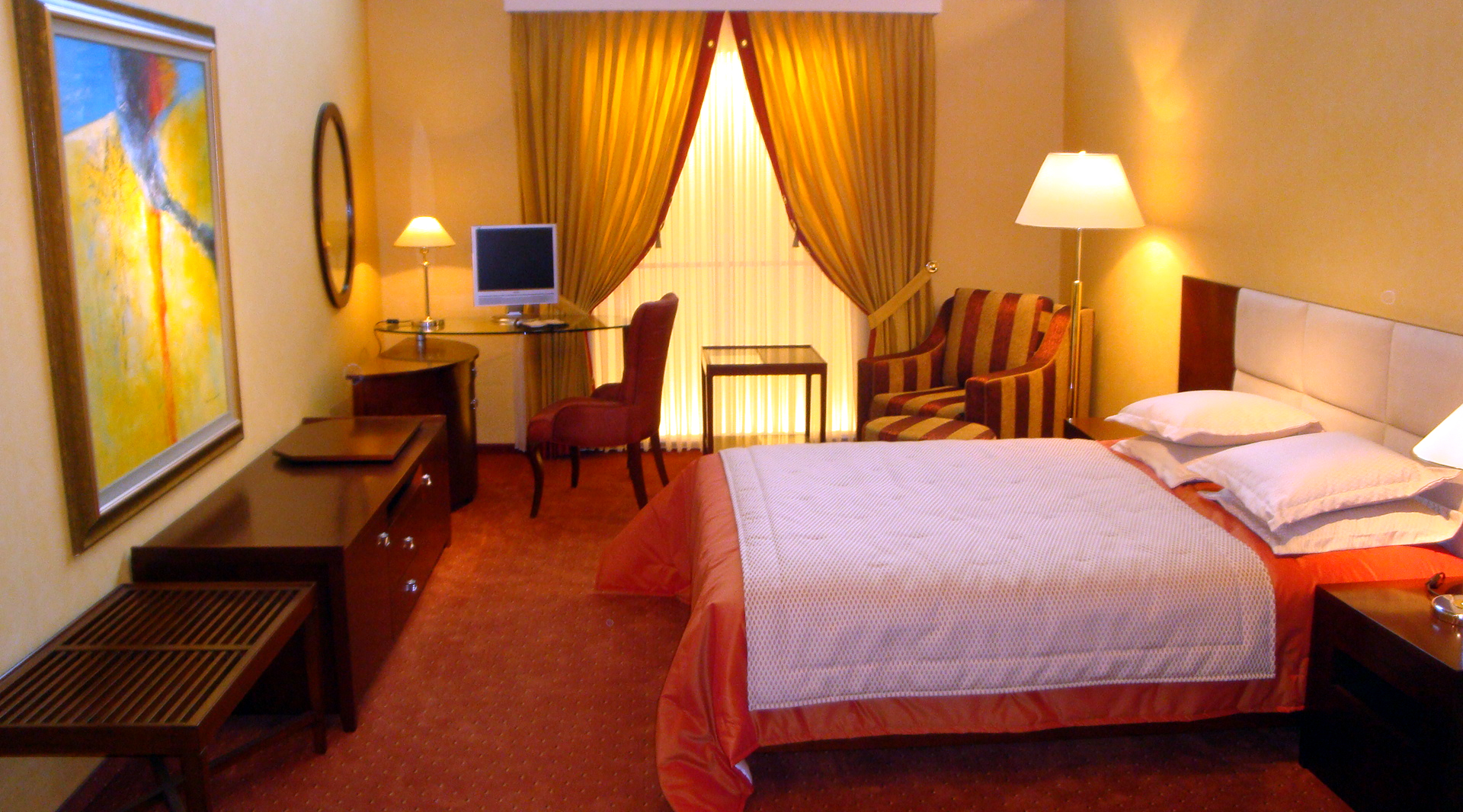 Hotelzimmer mit Doppelbett.