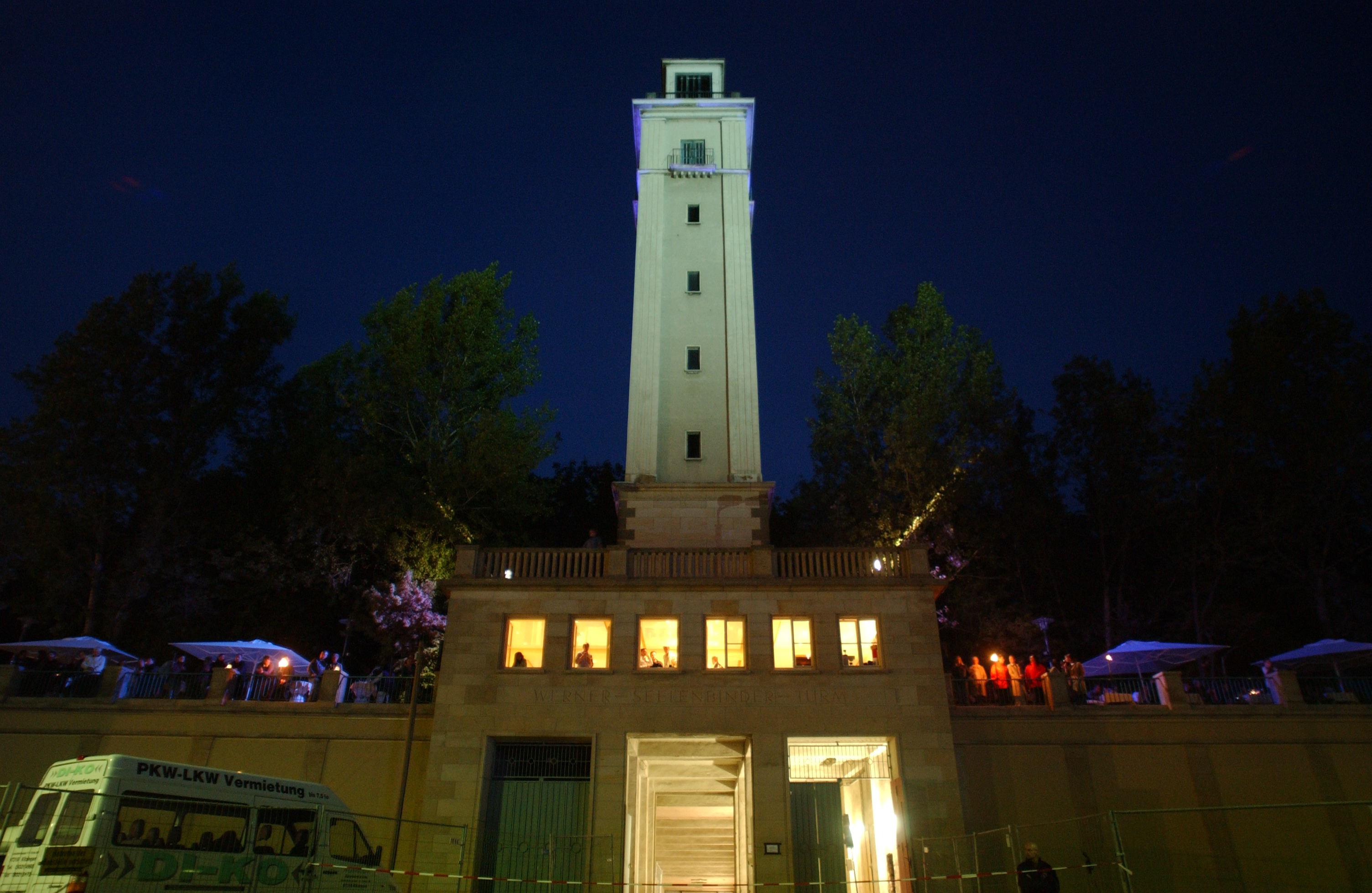 Glockenturm der Festwiese Leipzig bei Nacht.