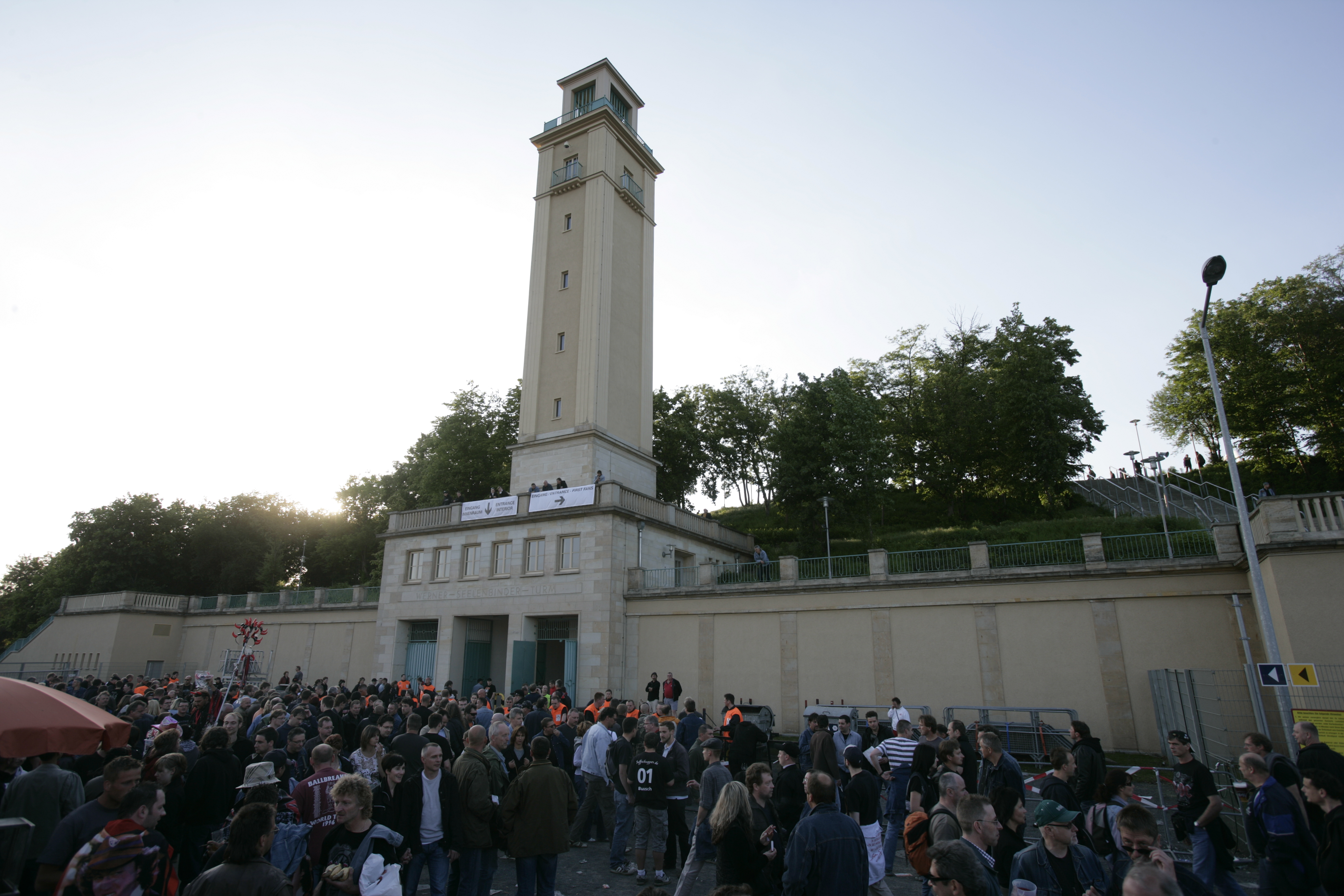 Besucher vor dem Glockenturm der Festwiese Leipzig.